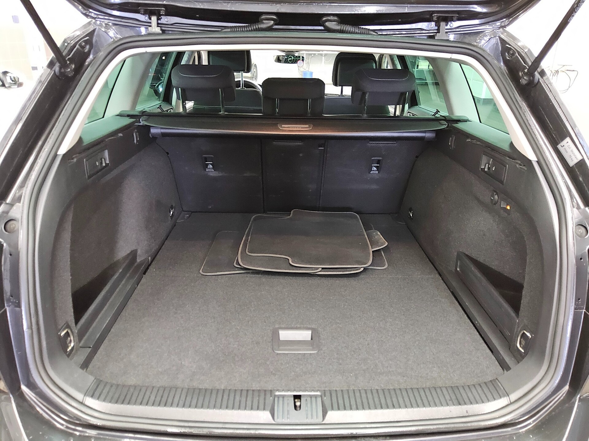 Volkswagen Passat Var. 2.0 TDI Business Navi LED AID RfK 12