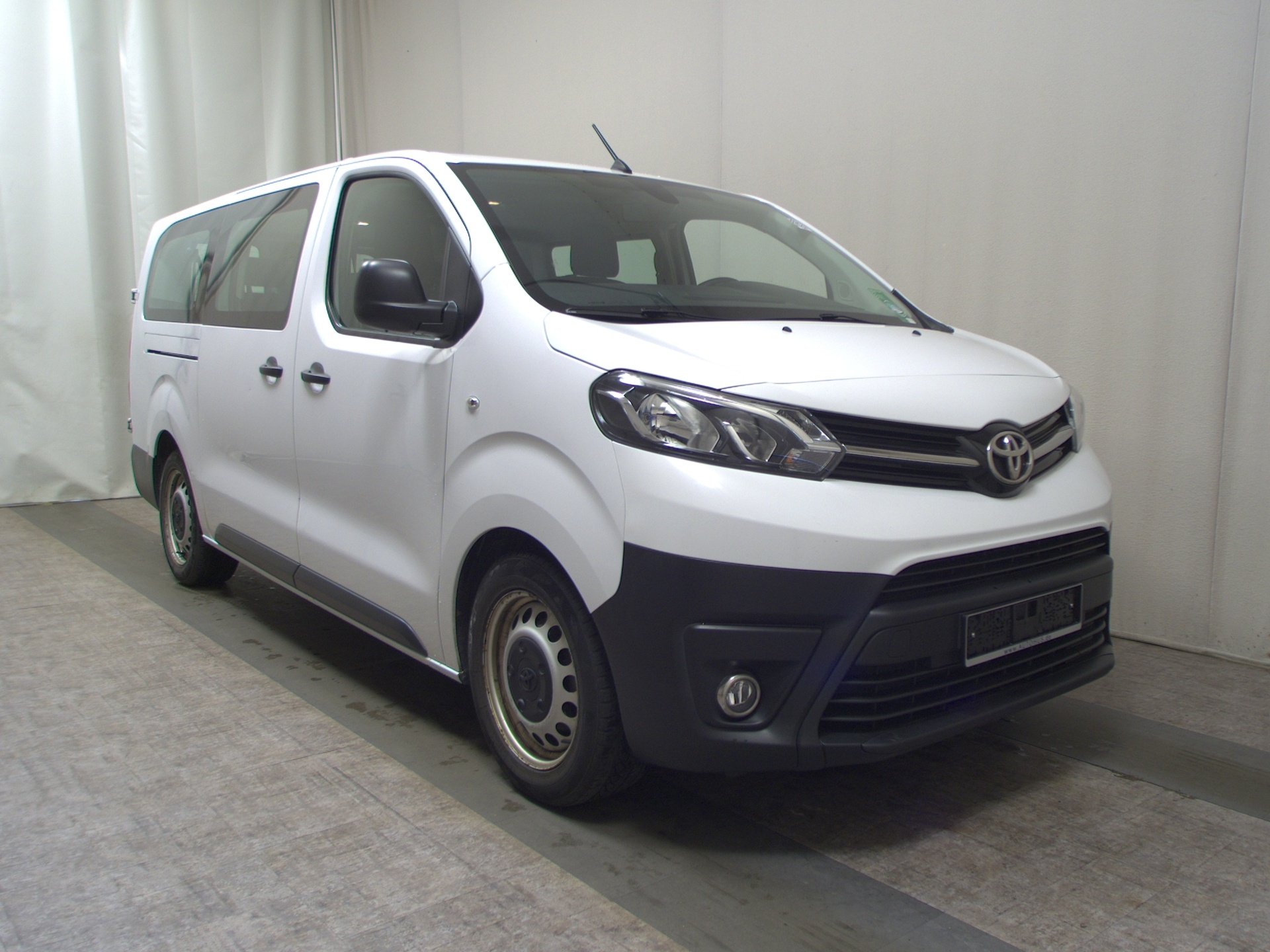 Toyota Proace 2.0 D-4D L2 Comfort 9-Sitze Navi 3