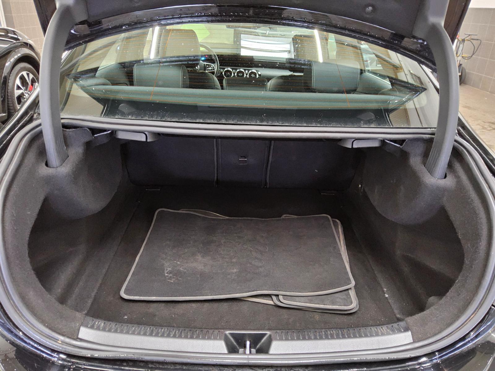 Mercedes-Benz A 200 d Progressive T-Leder Navi LED RfK PDC Shz 12