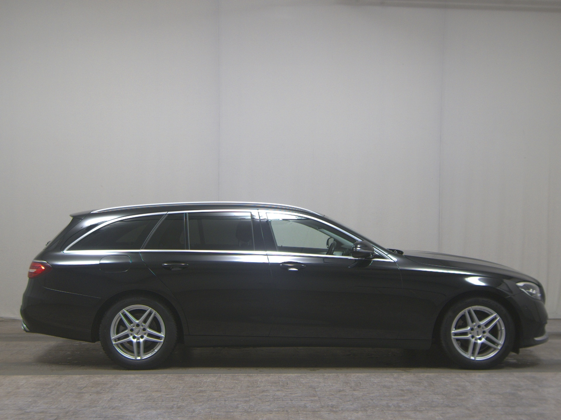 Mercedes-Benz E 220 T d Avantgarde Navi LED RfK AHK Distr.+