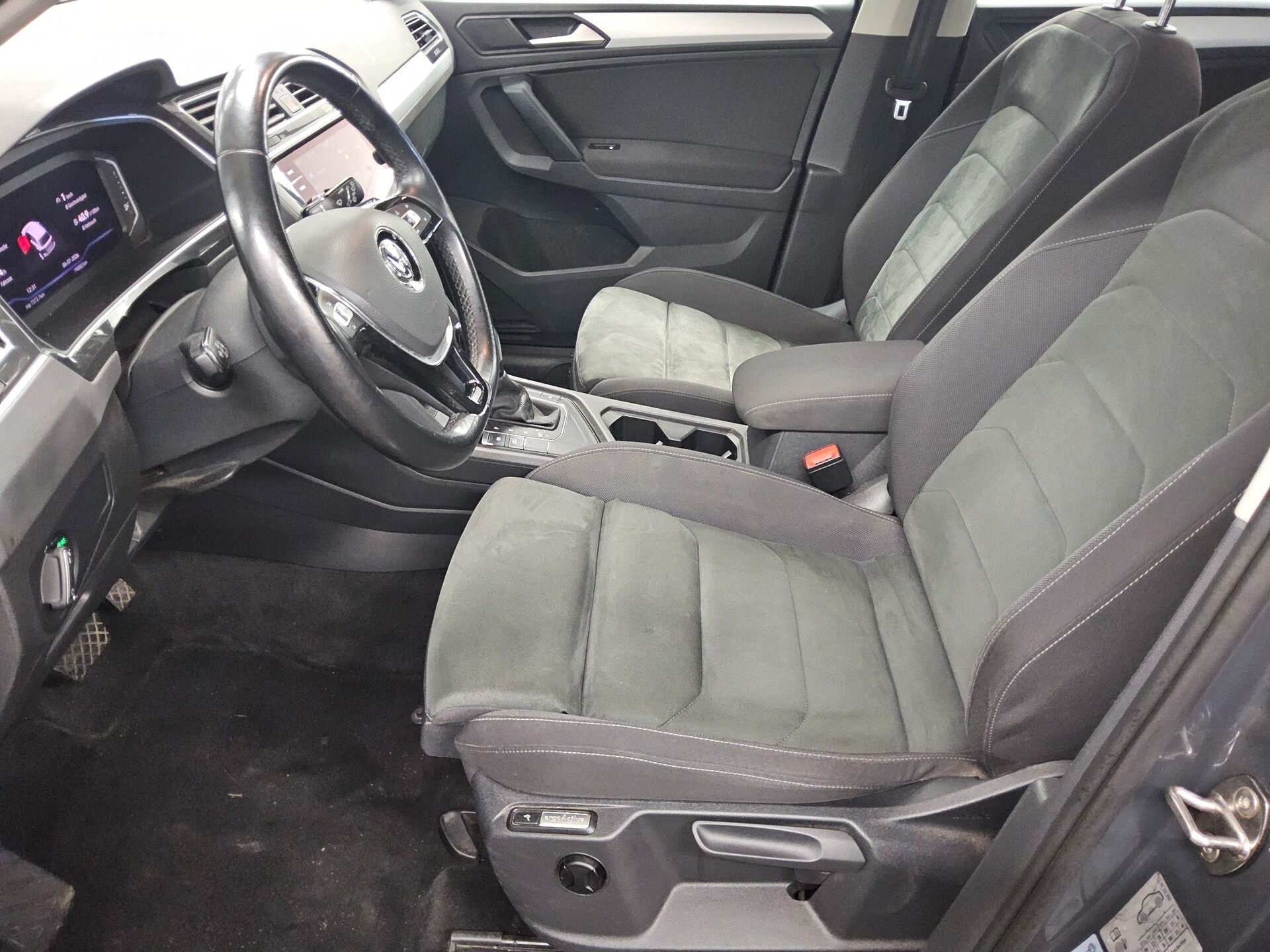 Volkswagen Tiguan 2.0 TDI Comf. Navi AHK AID 9