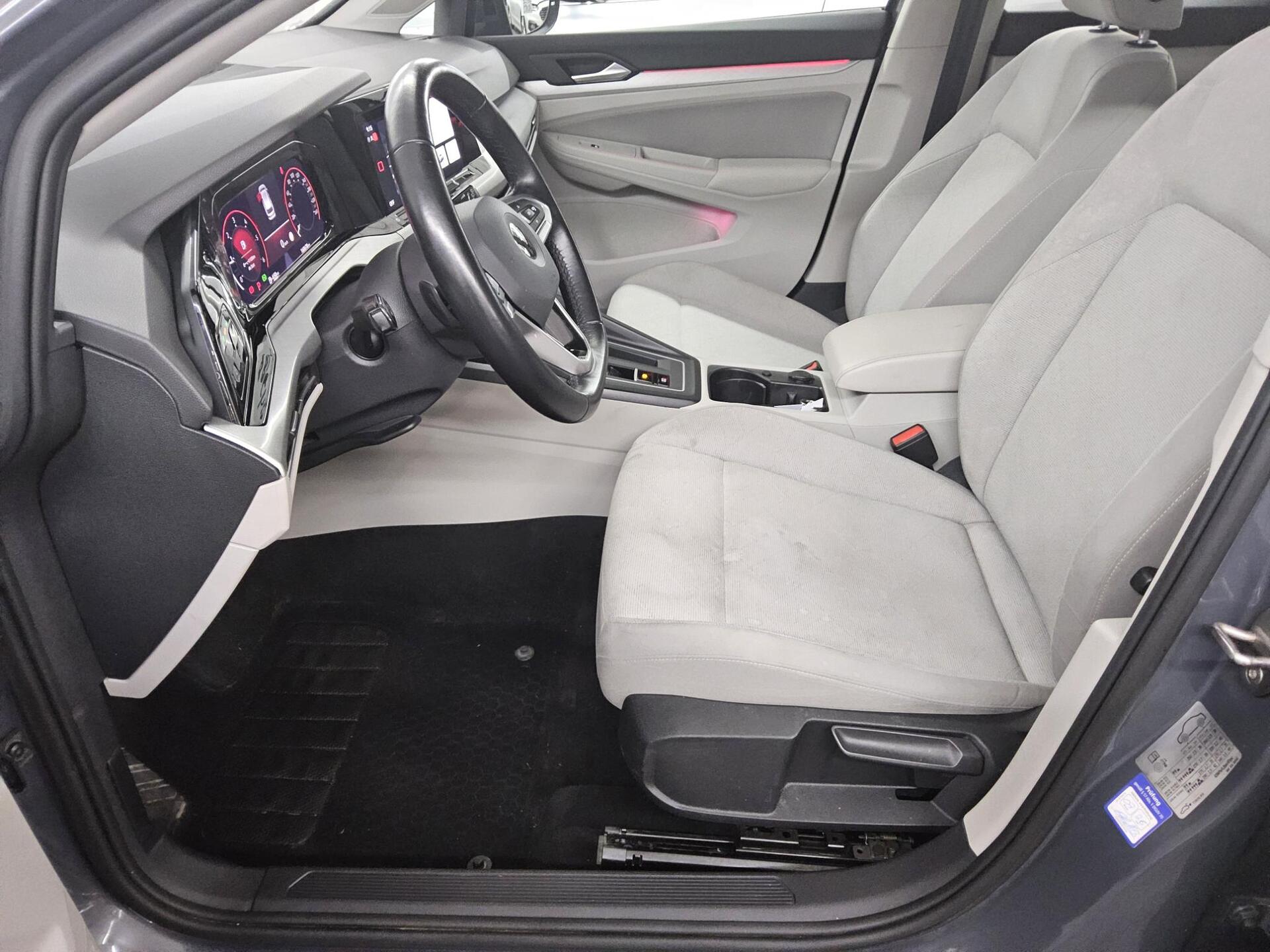 Volkswagen Golf-8 Var. 2.0 TDI Life Navi LED DC ACC PDC BT 9