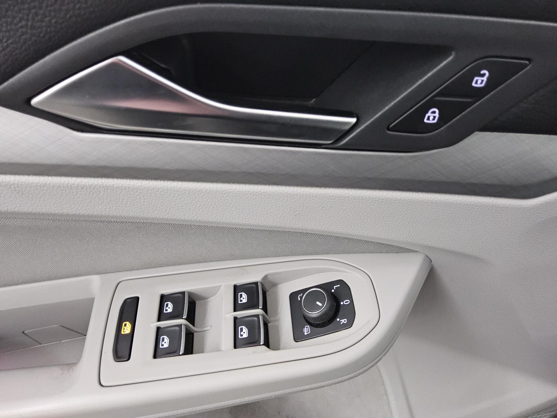 Volkswagen Golf-8 Var. 2.0 TDI Life Navi LED DC ACC PDC BT 10