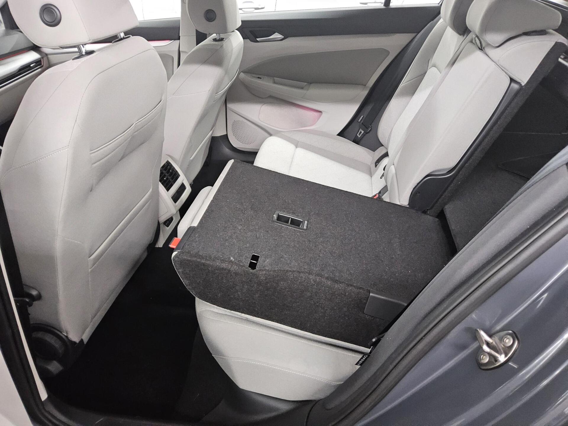 Volkswagen Golf-8 Var. 2.0 TDI Life Navi LED DC ACC PDC BT 13