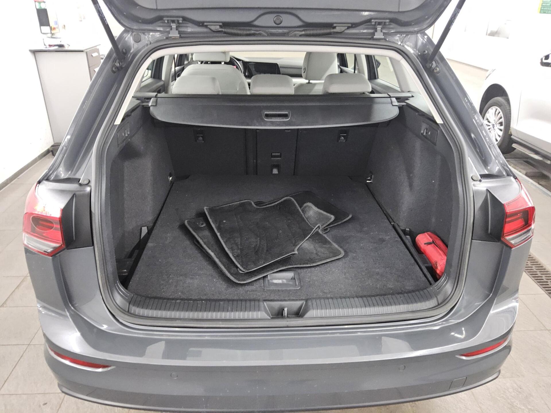 Volkswagen Golf-8 Var. 2.0 TDI Life Navi LED DC ACC PDC BT 12