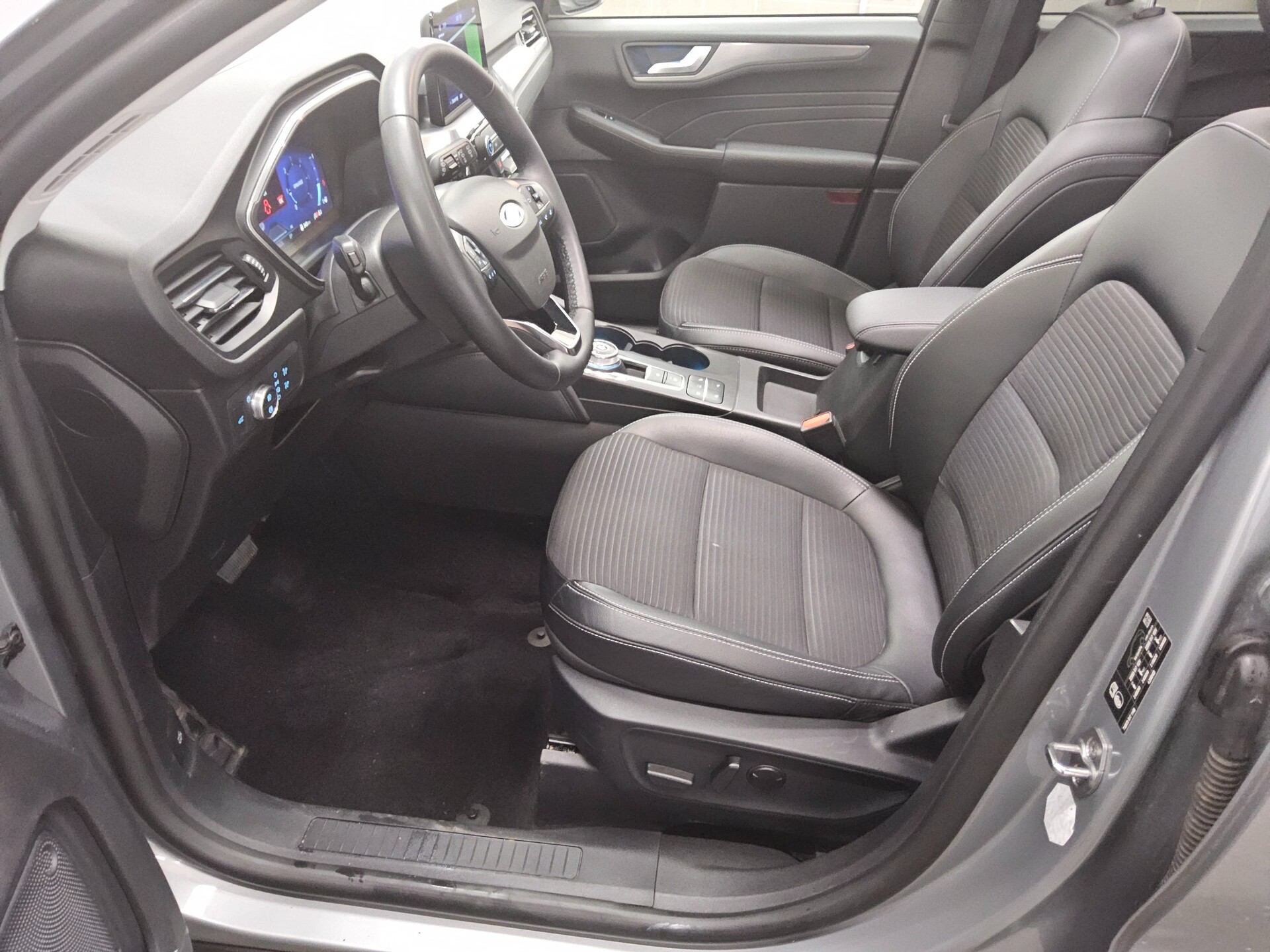 Ford Kuga 1.5 EB Titanium X Navi LED Pano DC B&O AHK 9