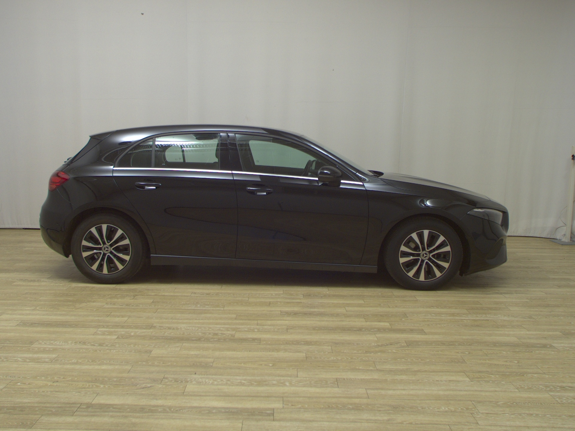 Mercedes-Benz A 200 d Navi LED RFK MBUX PDC Shz