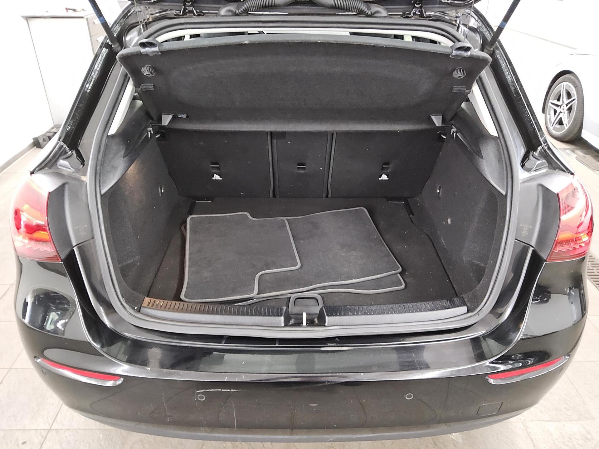 Mercedes-Benz A 200 d Navi LED RFK MBUX PDC Shz 12