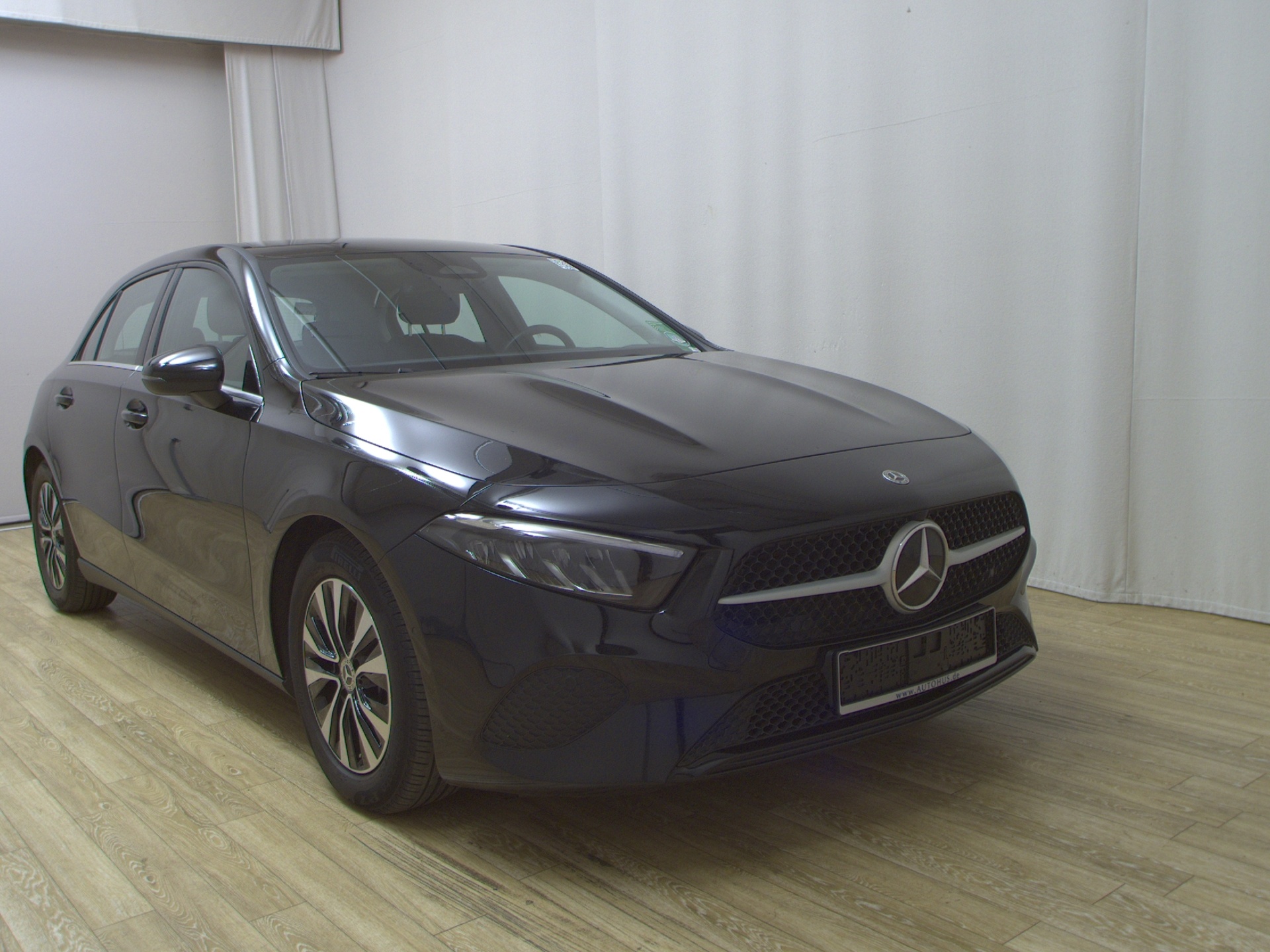 Mercedes-Benz A 200 d Navi LED RFK MBUX PDC Shz 3