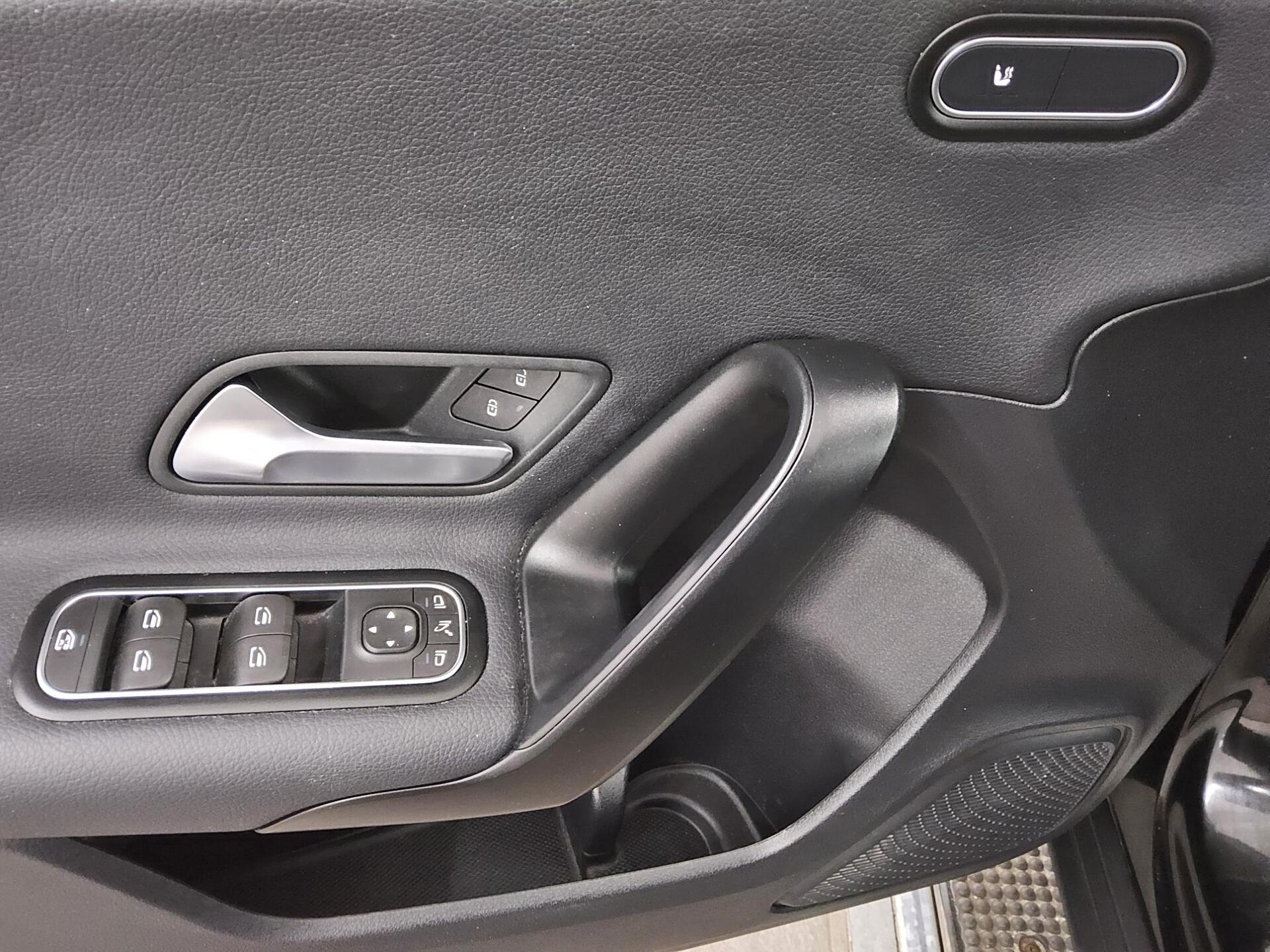 Mercedes-Benz A 200 d Navi LED RFK MBUX PDC Shz 10