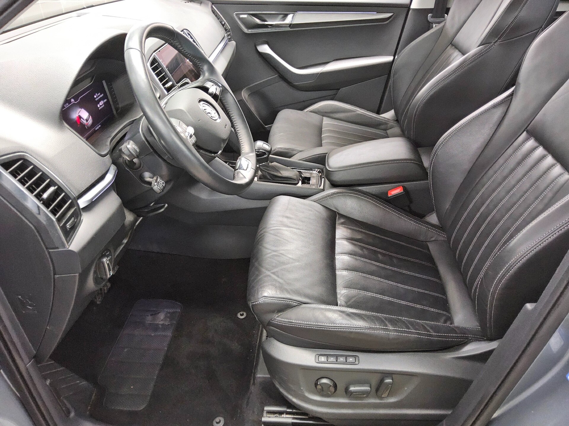 Skoda Karoq 2.0 TDI 4x4 Style Leder Navi LED vc RfK 9