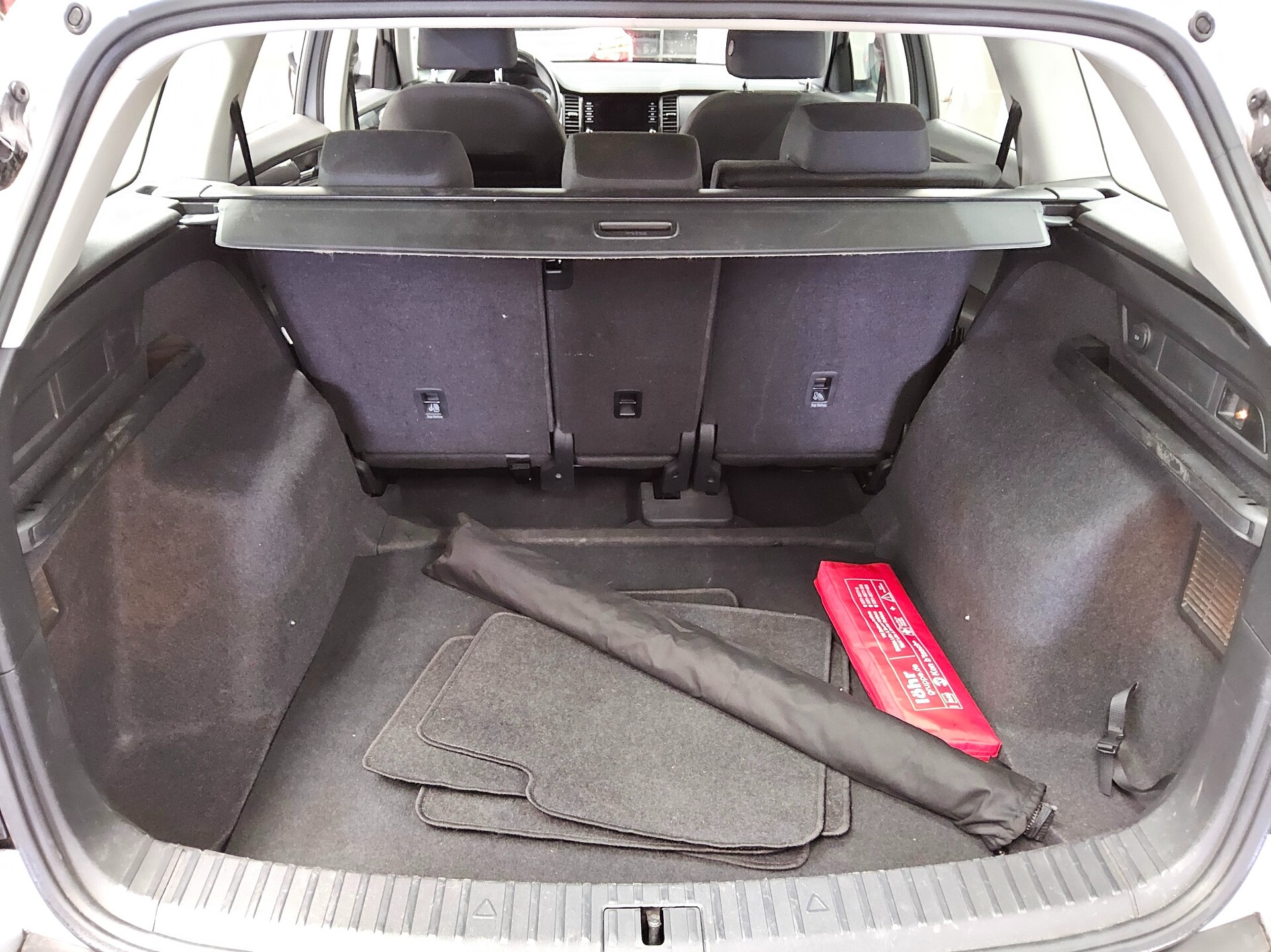 Skoda Kodiaq 2.0 TDI Active Navi LED AHK PDC Shz BT 11