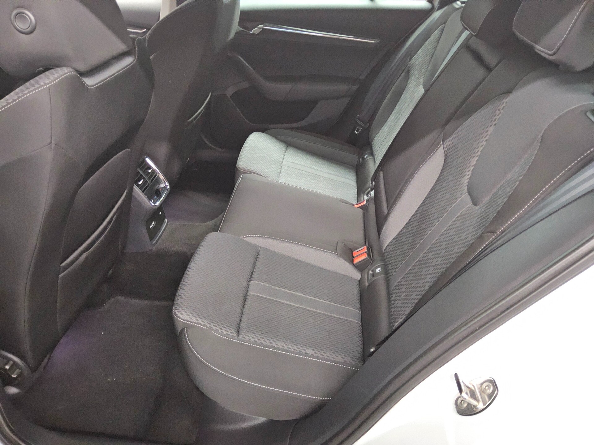 Skoda Octavia Kombi 2.0 TDI Style Navi LED AID RFK HuD 12