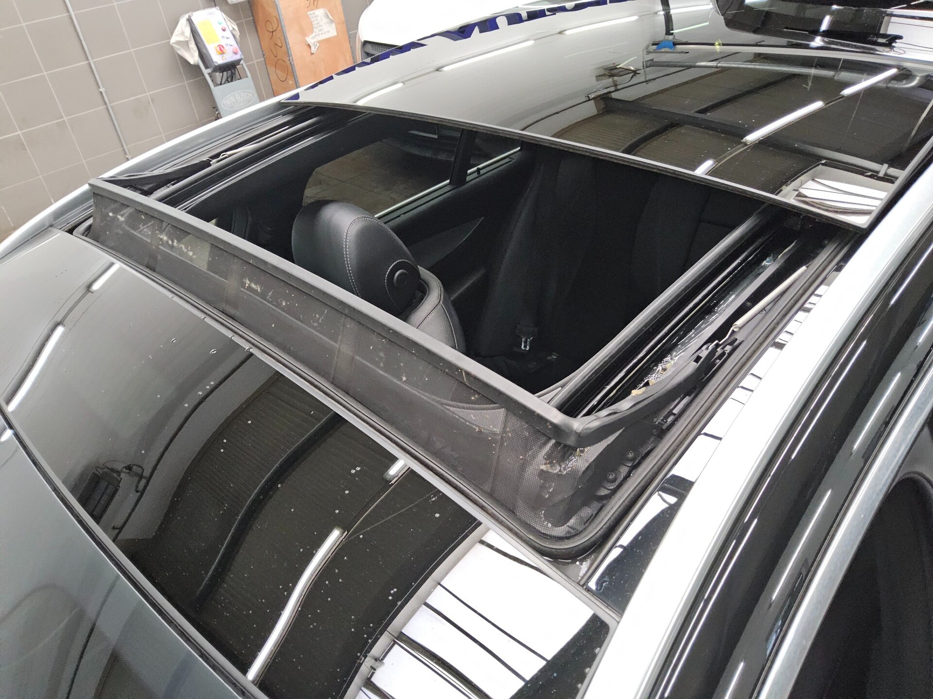 Mercedes-Benz E 220 T d AMG-Line Burmester Widescreen Pano RfK 12