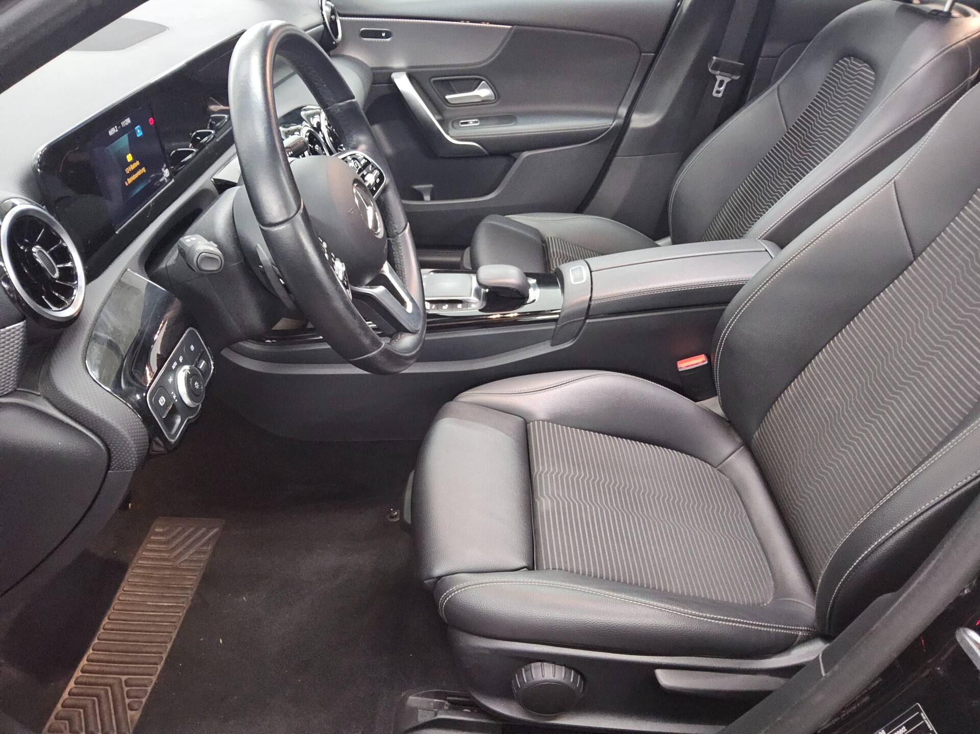 Mercedes-Benz A 200 d Progressive T-Leder Navi LED Pano SHZ 9