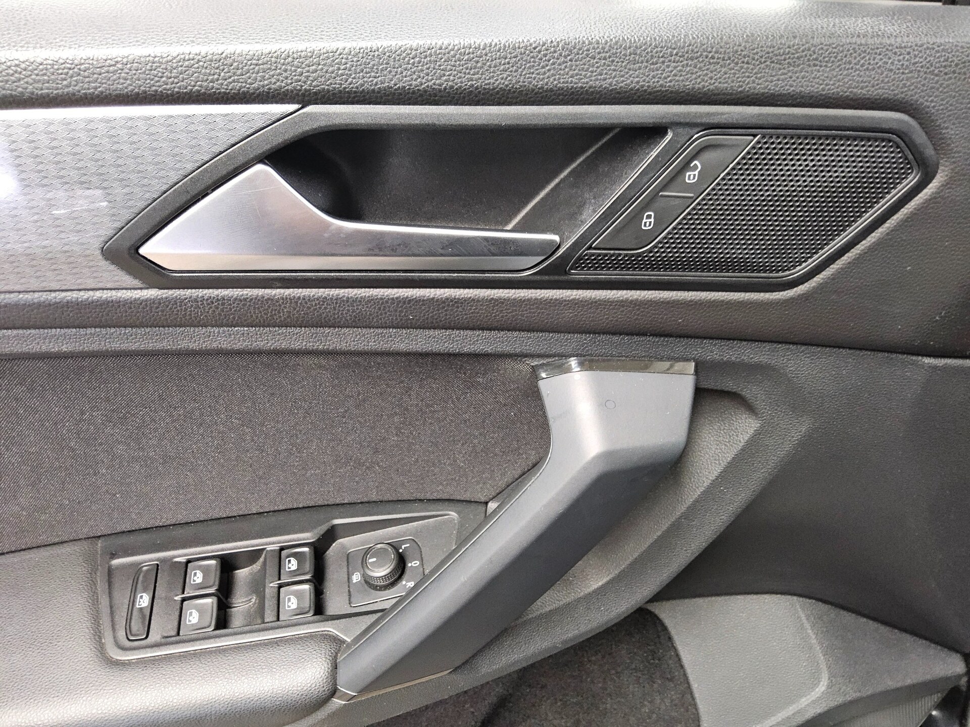 Volkswagen Tiguan 2.0 TDI Life Navi LED ACC 4xShz PDC BT 9