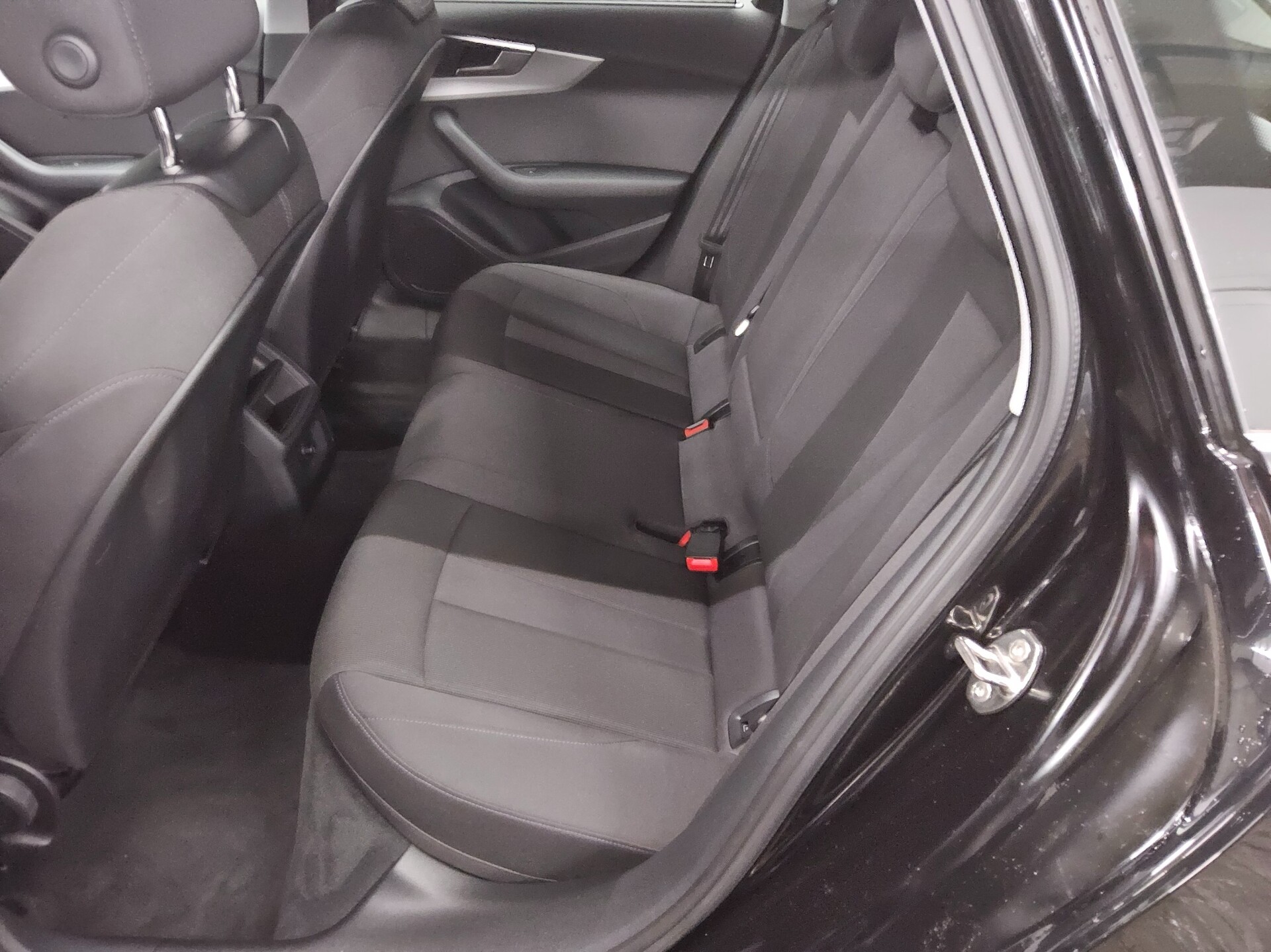 Audi A4 Avant 40 TDI Navi LED Sportsitze PDC 13