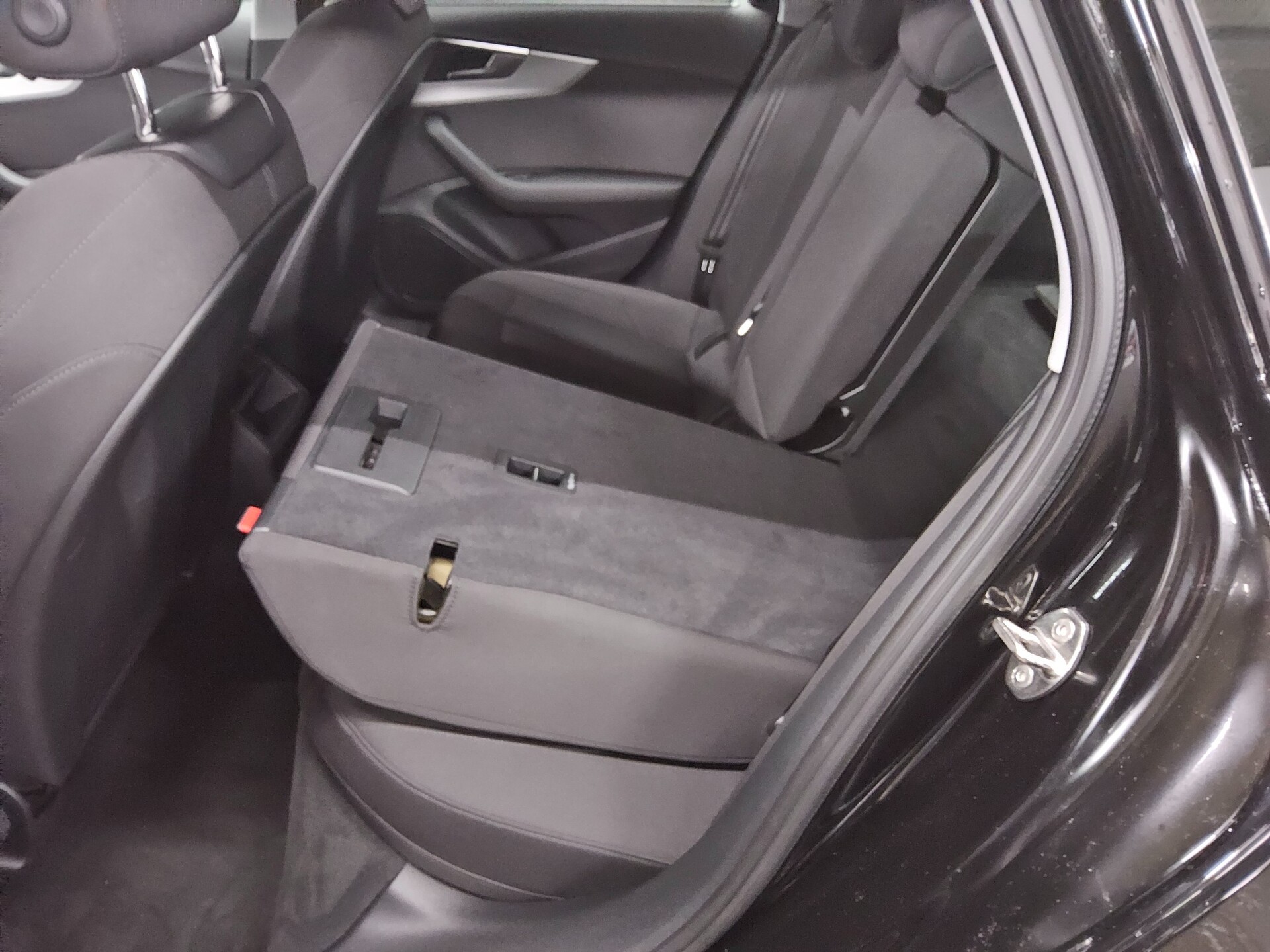 Audi A4 Avant 40 TDI Navi LED Sportsitze PDC 12