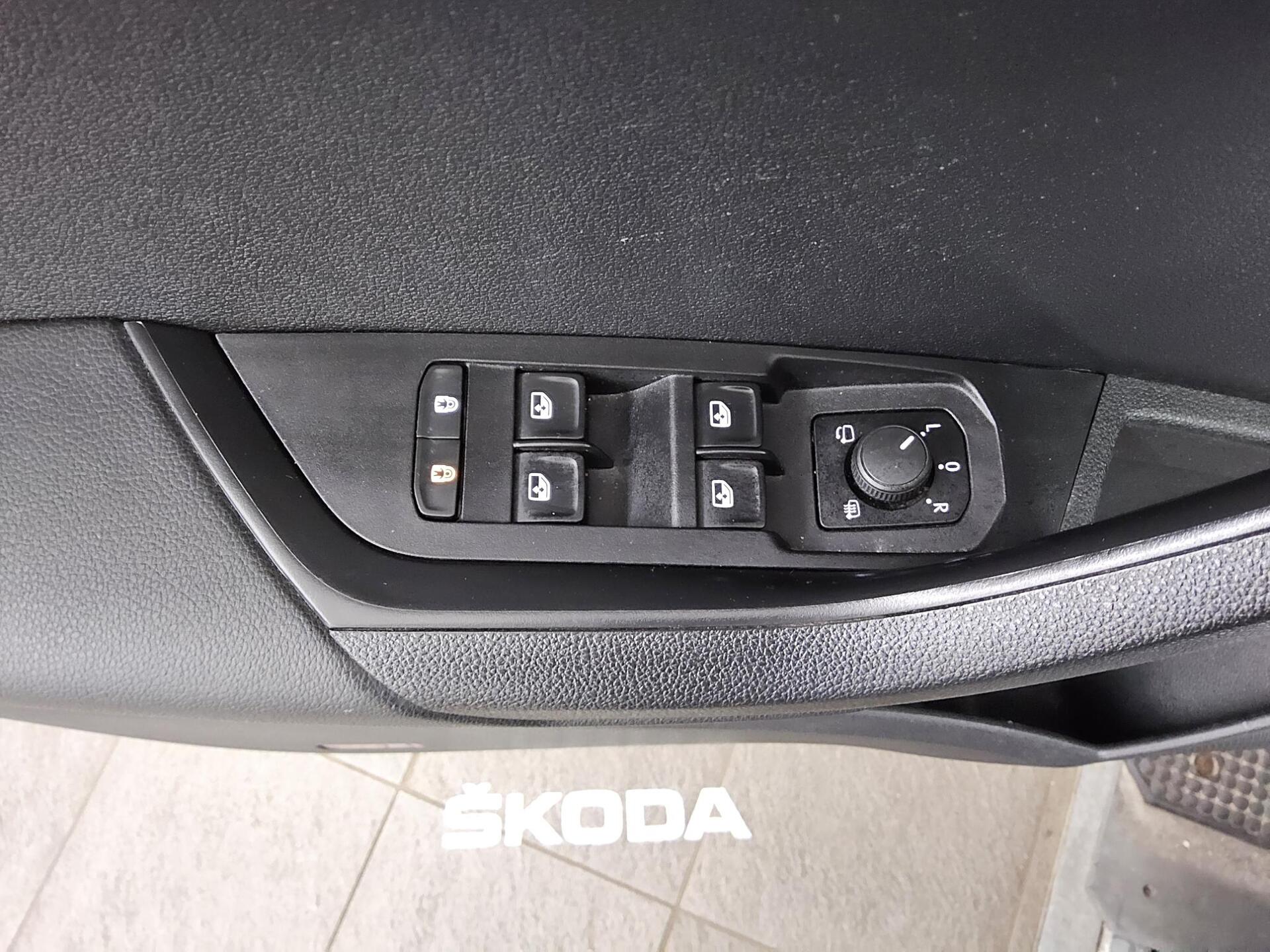 Skoda Karoq 1.5 TSI Clever Navi LED RfK ACC PDC Shz 9