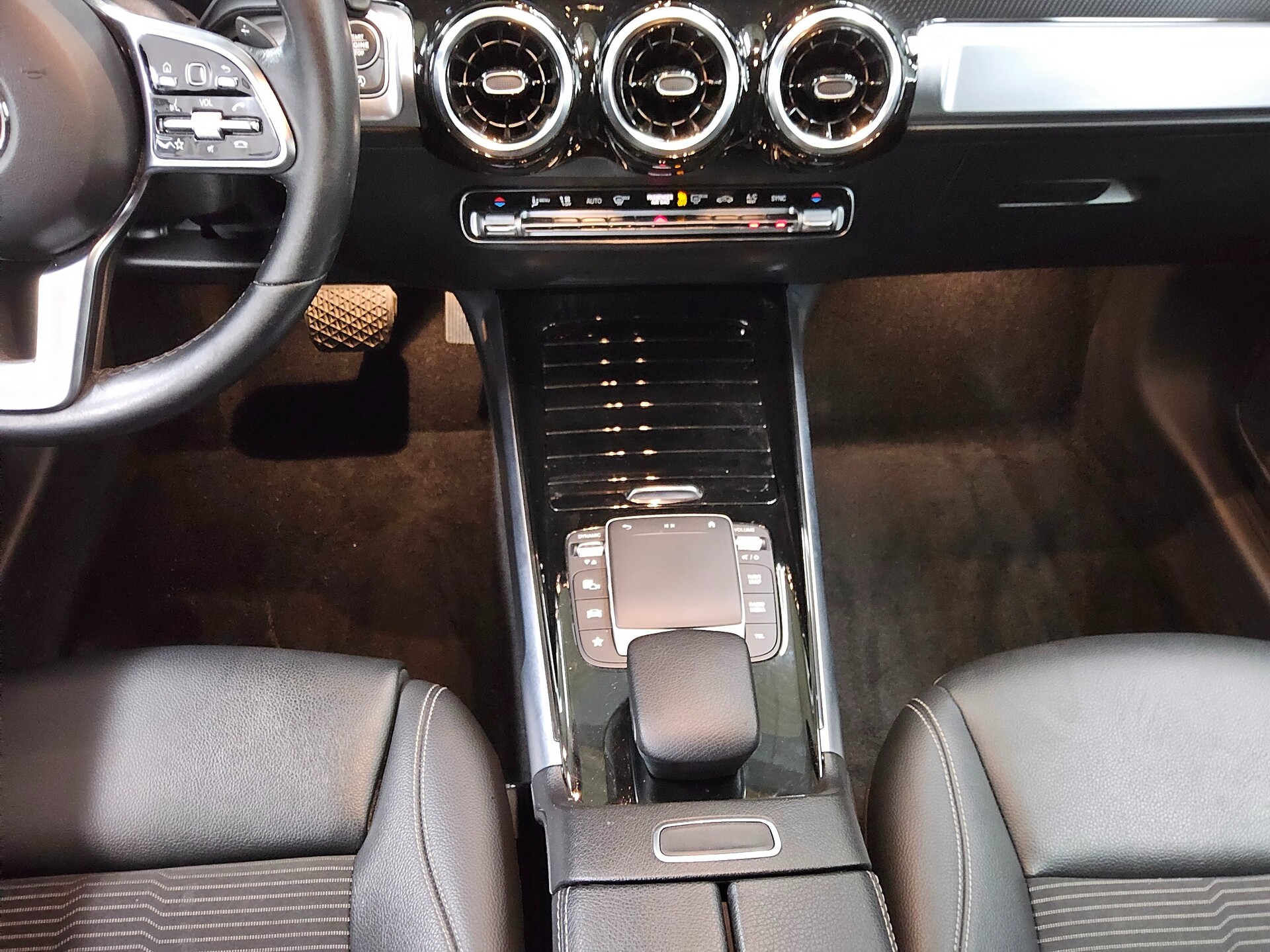 Mercedes-Benz GLB 200 d Progressive AHK Navi LED RFK Distr.+ 6