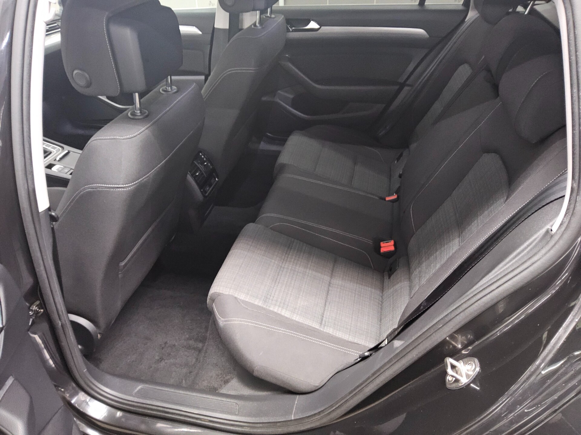 Volkswagen Passat Var. 2.0 TDI Business Navi LED RfK 13