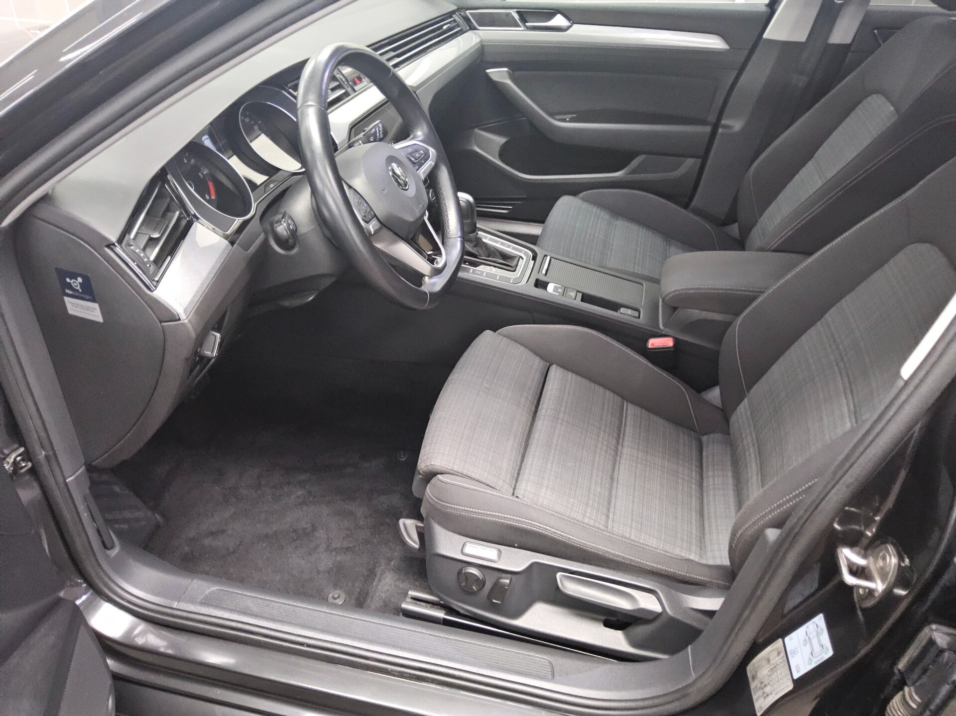 Volkswagen Passat Var. 2.0 TDI Business Navi LED RfK 8