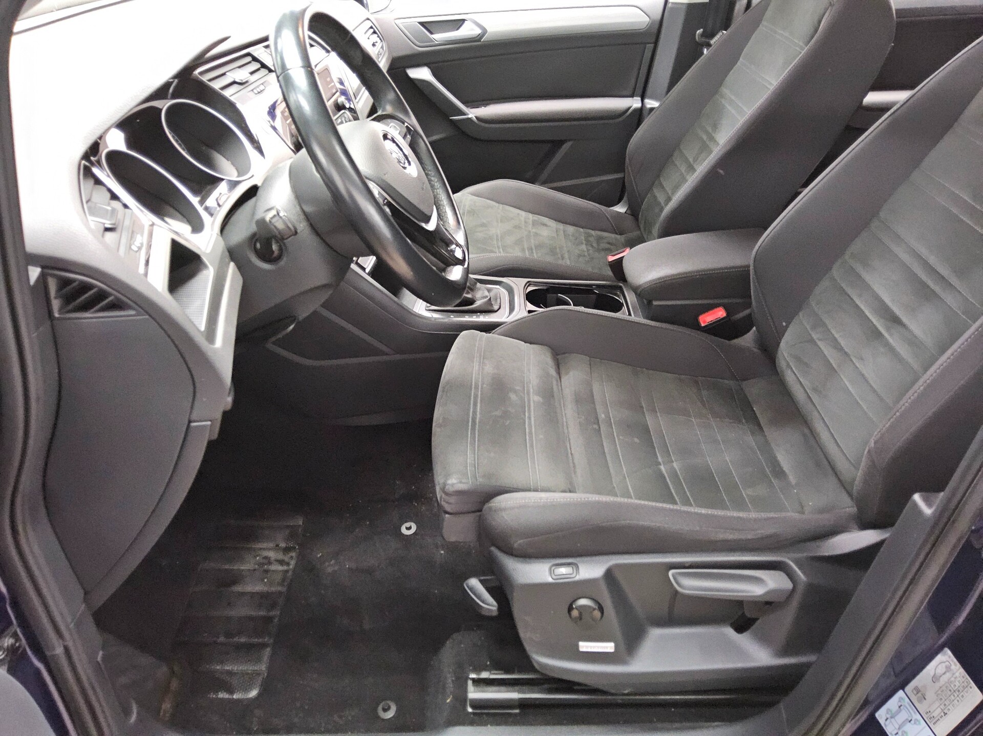 Volkswagen Touran 2.0 TDI Comf. 7-Sitze ACC Shz Klima BT 8