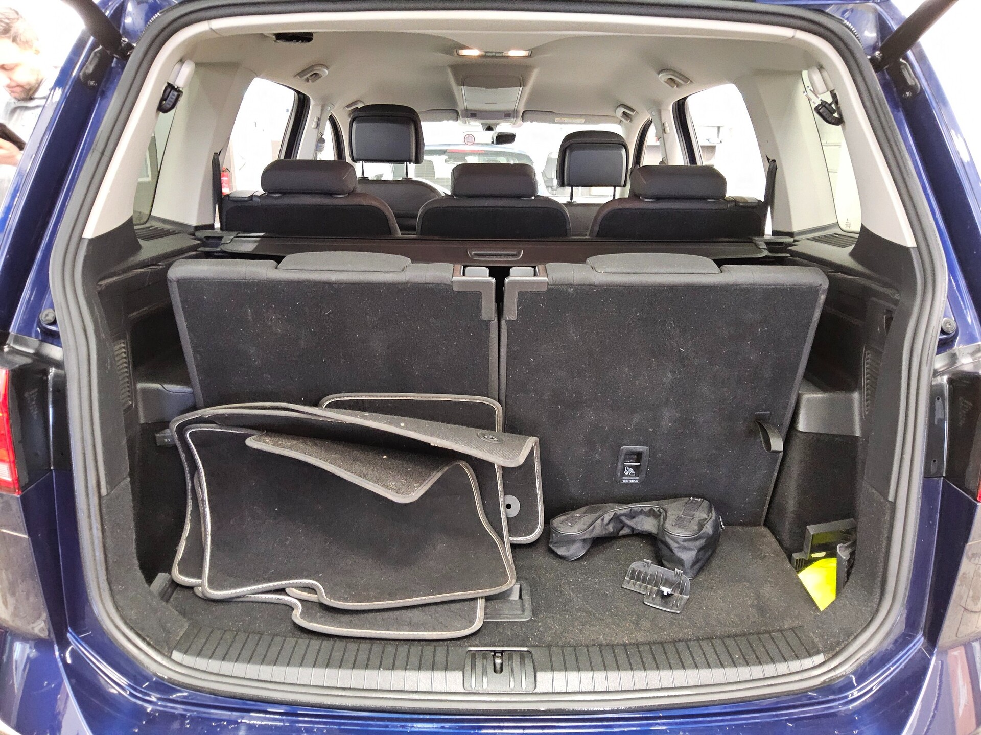 Volkswagen Touran 2.0 TDI Comf. 7-Sitze ACC Shz Klima BT 11