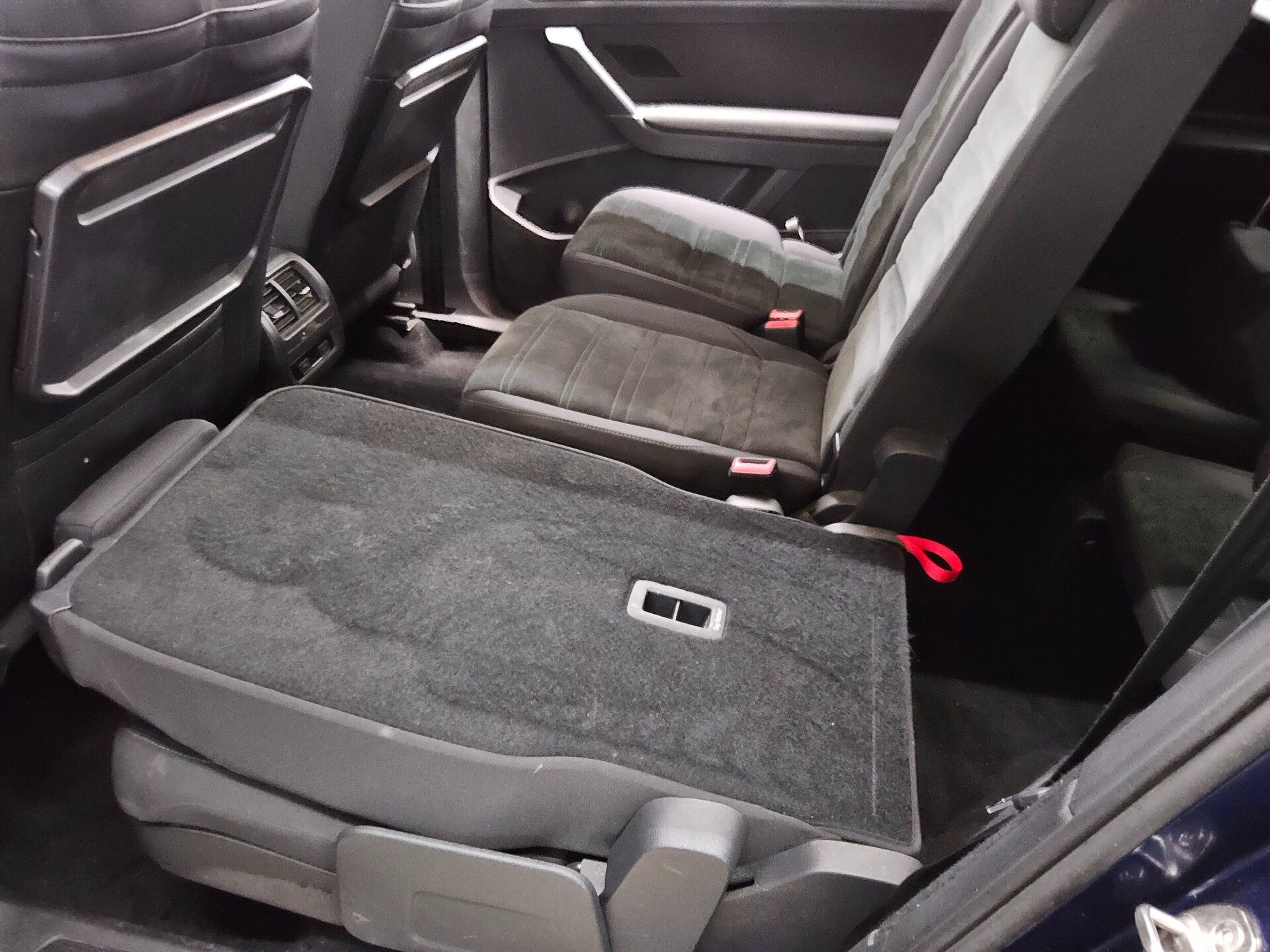 Volkswagen Touran 2.0 TDI Comf. 7-Sitze ACC Shz Klima BT 12