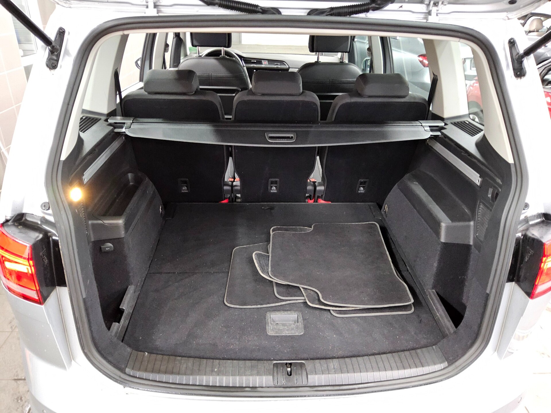 Volkswagen Touran 2.0 TDI Comf. Navi PDC SHZ BT 11