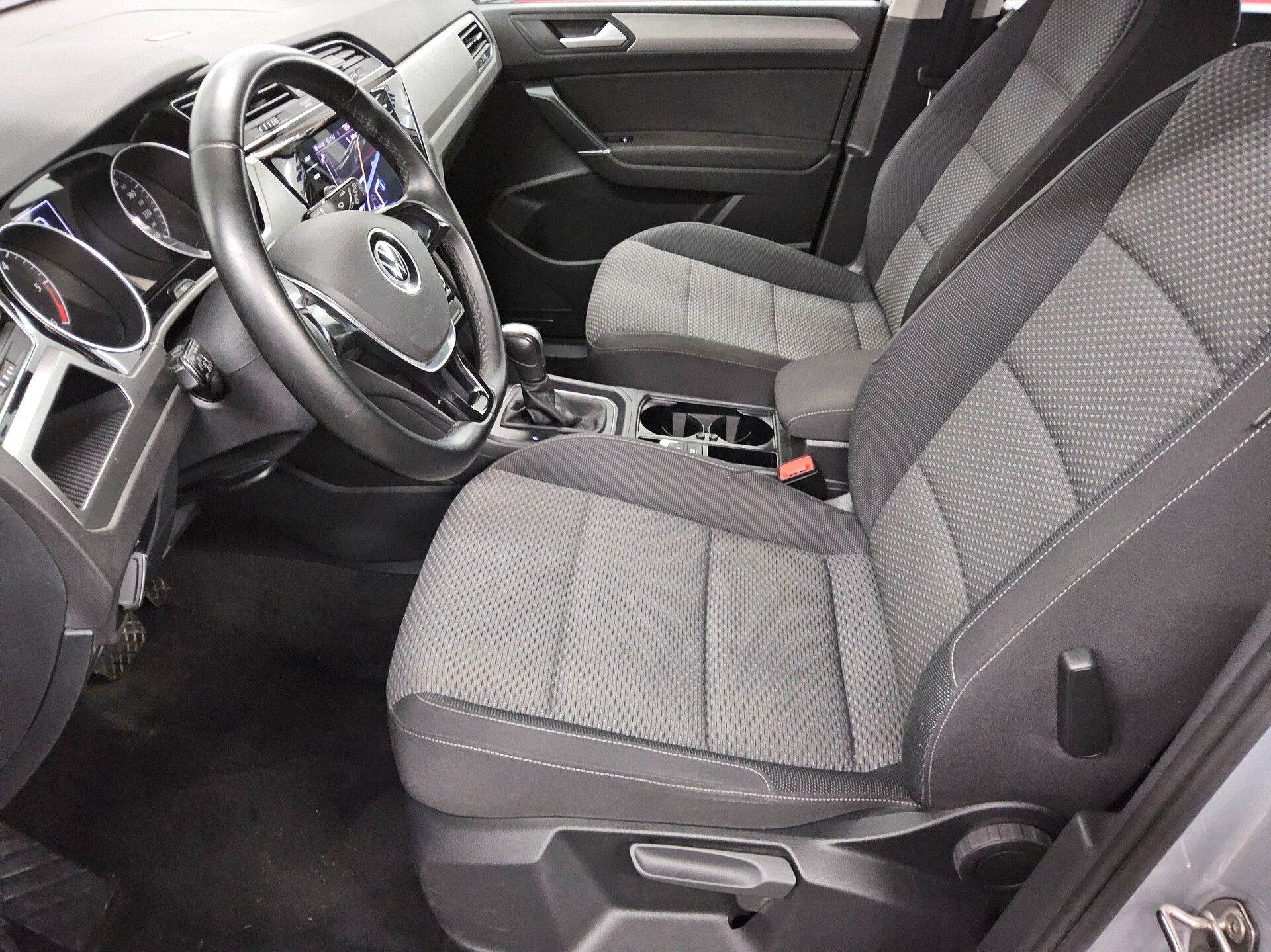 Volkswagen Touran 2.0 TDI Comf. Navi PDC SHZ BT 8