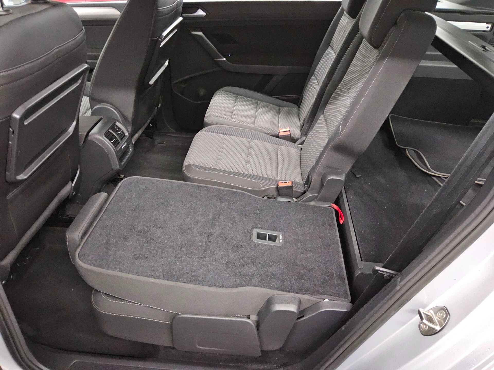 Volkswagen Touran 2.0 TDI Comf. Navi PDC SHZ BT 12