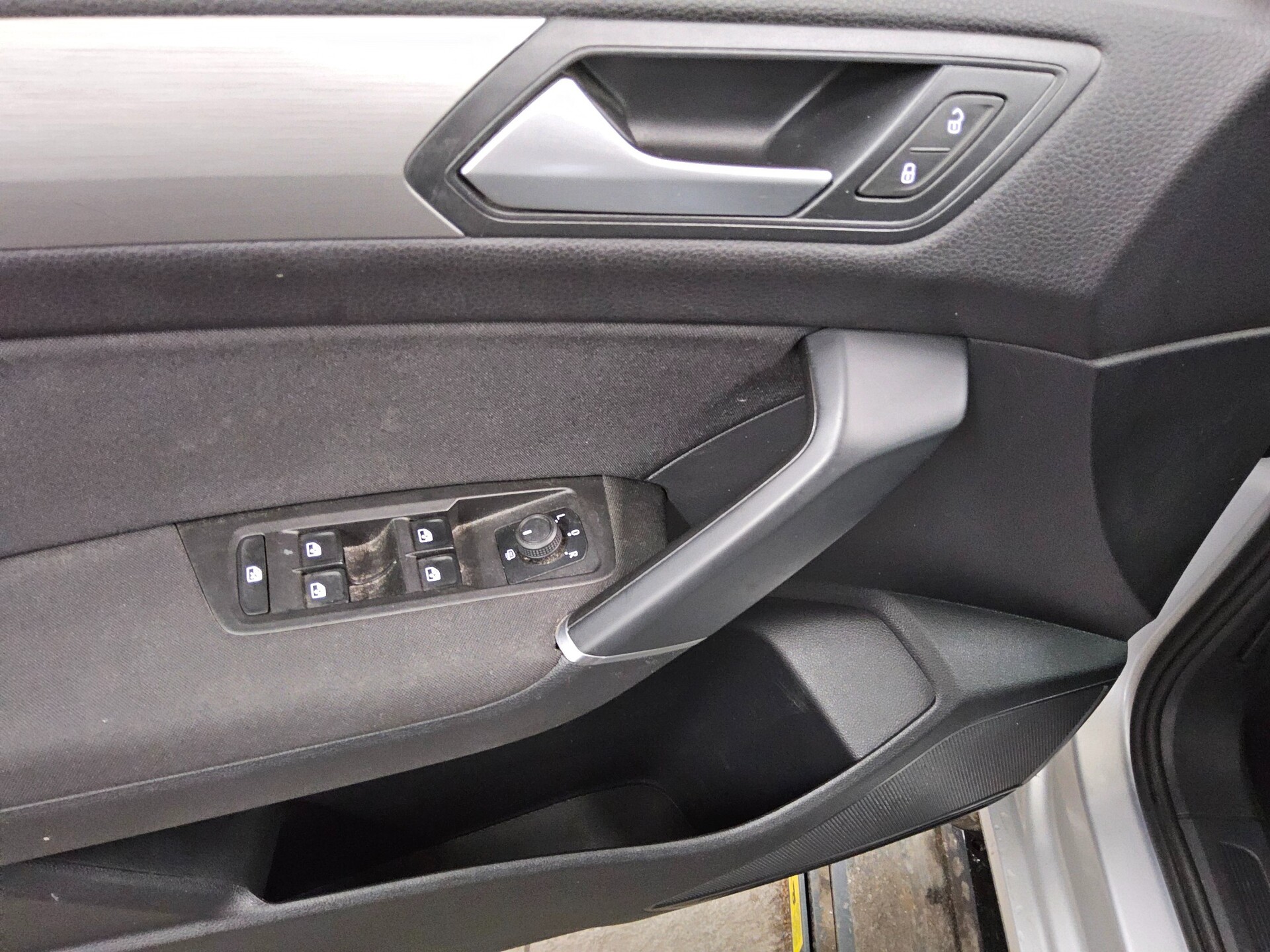 Volkswagen Touran 2.0 TDI Comf. Navi PDC SHZ BT 9