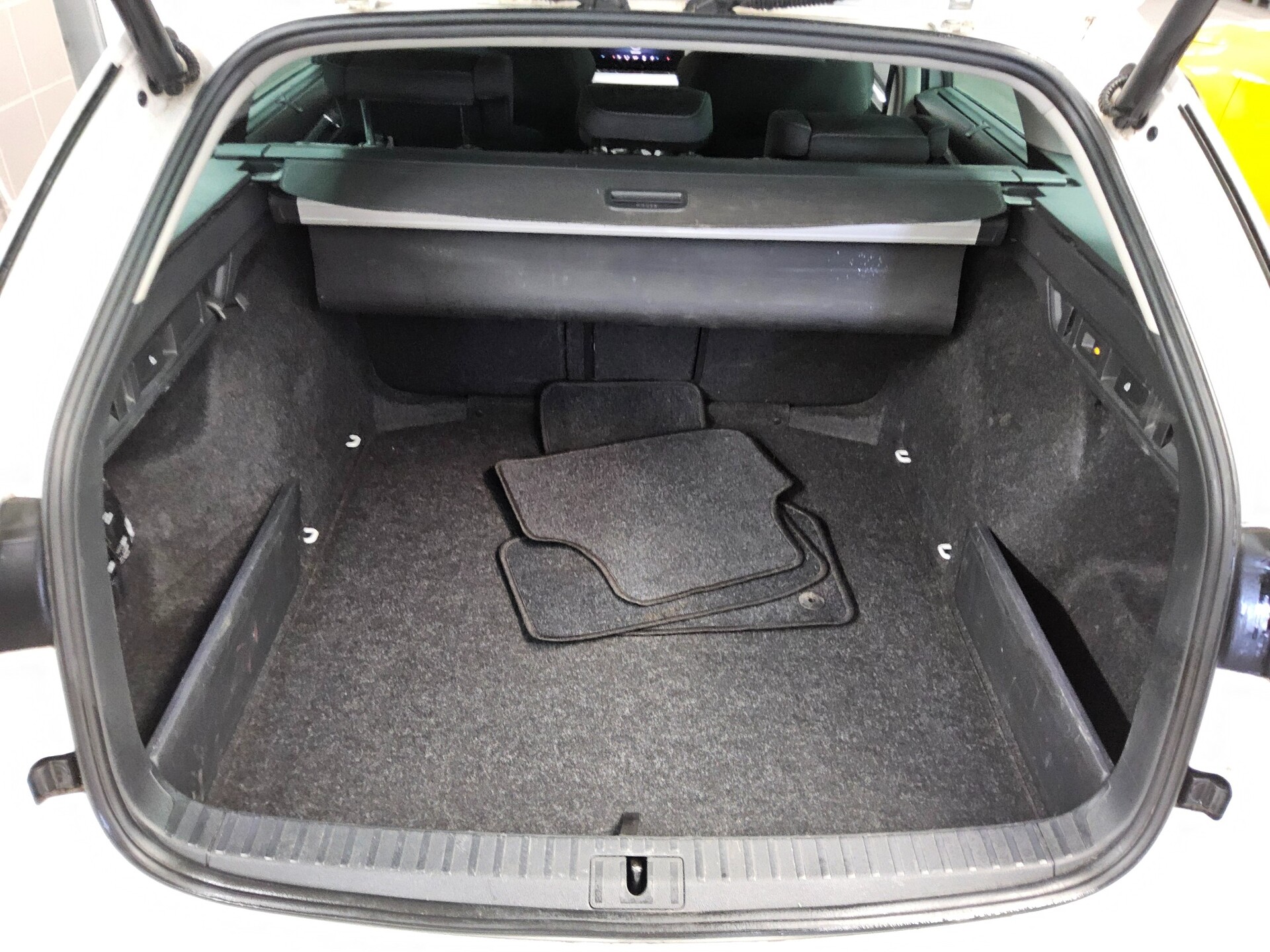 Skoda Octavia Kombi 2.0 TDI First Ed. Navi LED HuD AHK 12