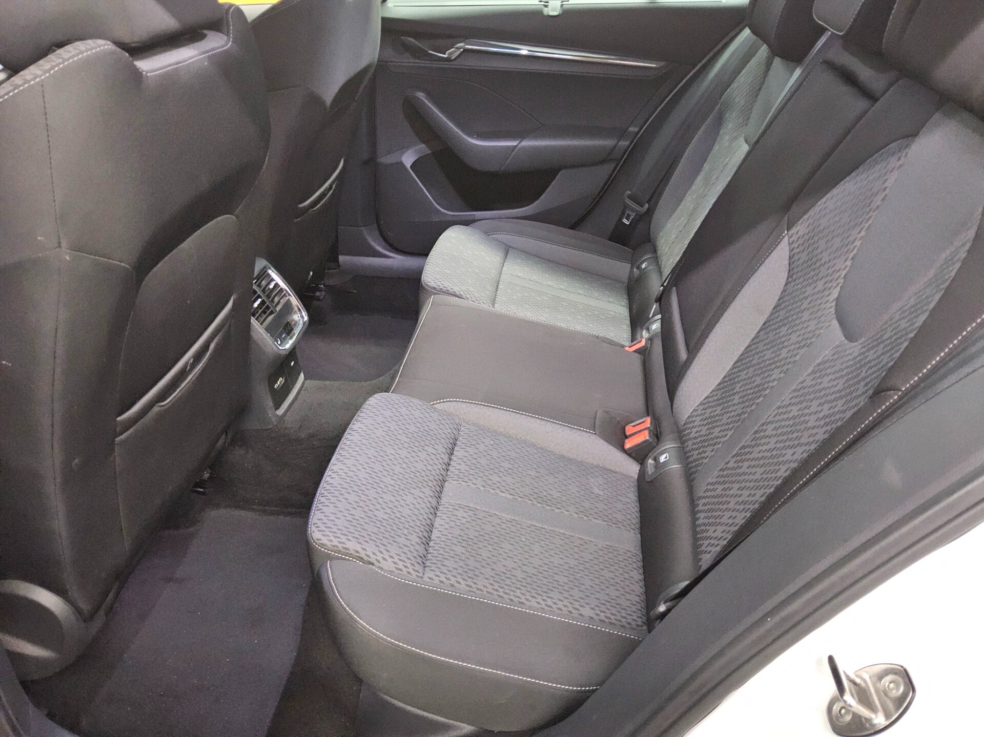 Skoda Octavia Kombi 2.0 TDI First Ed. Navi LED HuD AHK 13