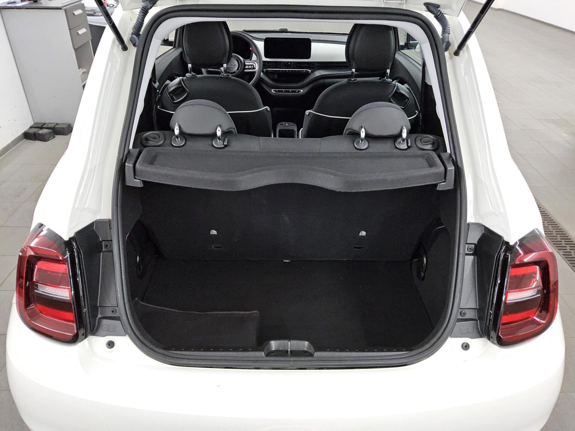 Fiat 500e Base Digitales Cockpit Tempomat DAB+ 11