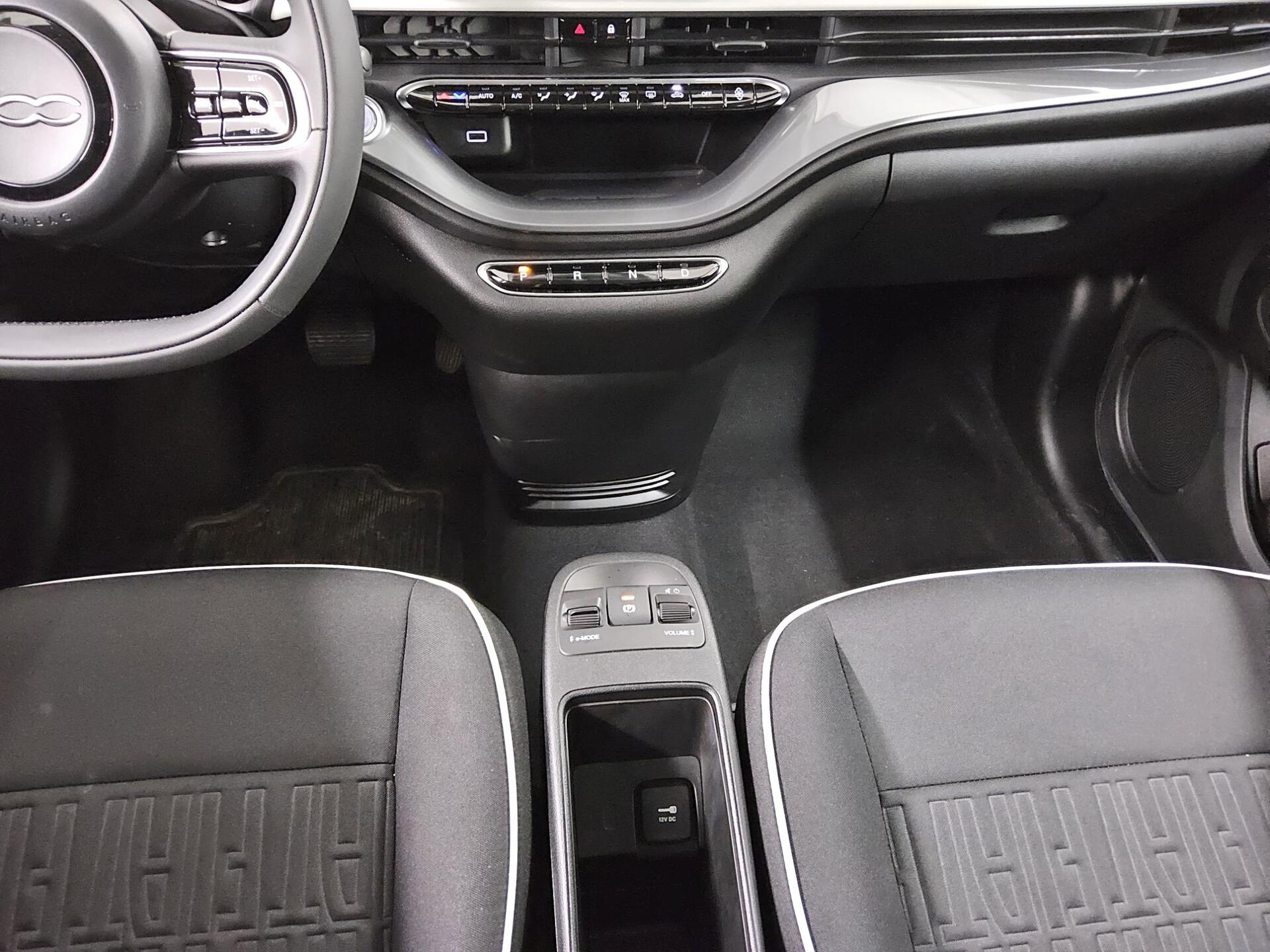 Fiat 500e Base Digitales Cockpit Tempomat DAB+ 6