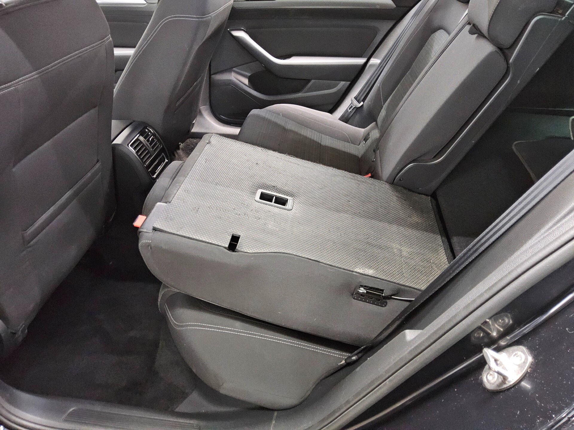 Volkswagen Passat Var. 2.0 TDI Business Nav LED ACC Massage 12