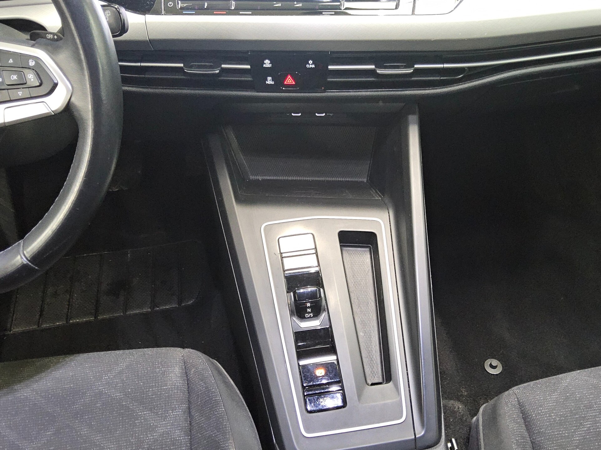 Volkswagen Golf-8 Var. 2.0 TDI Life Navi LED DC AHK ACC PDC 6