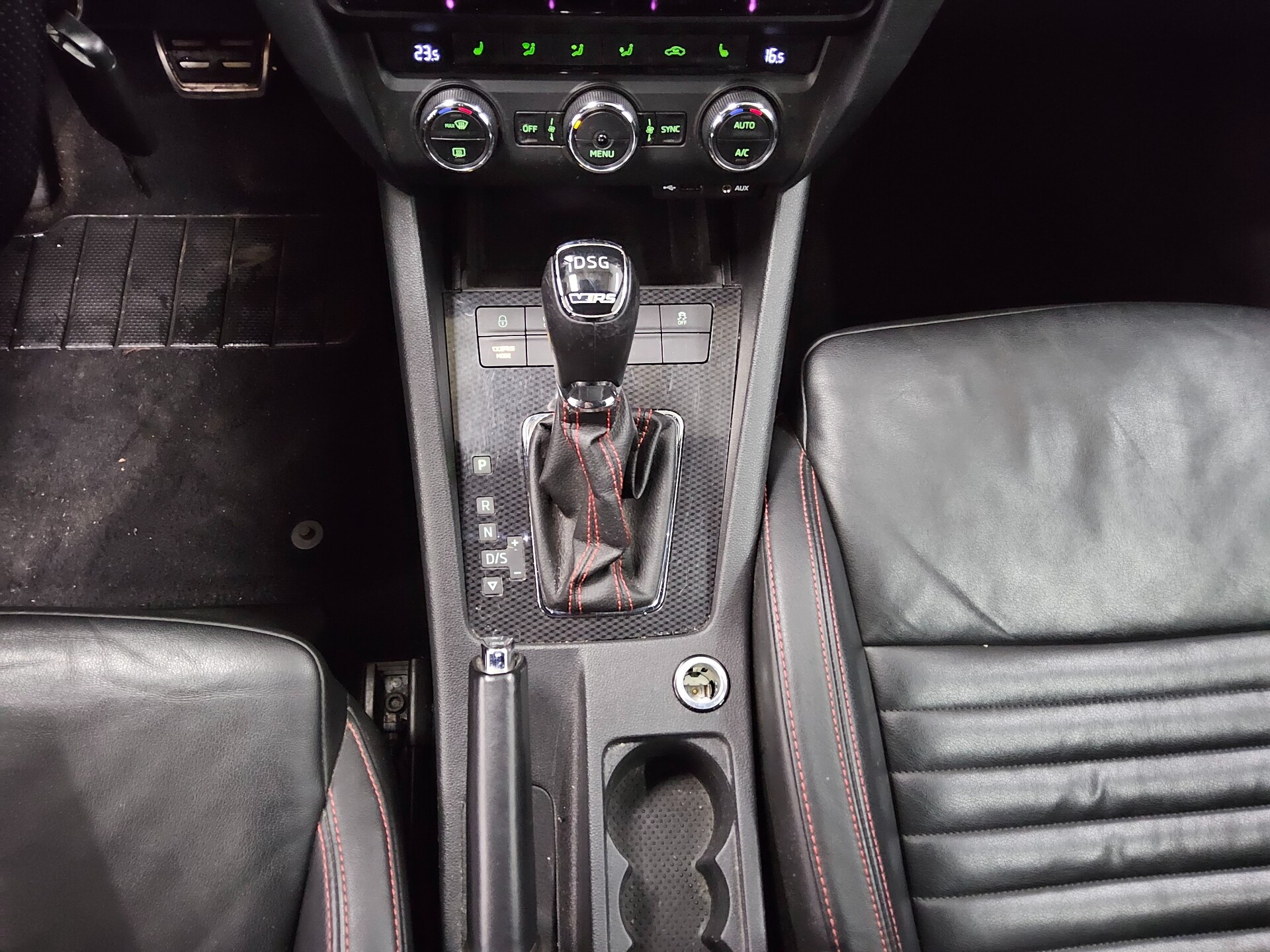 Skoda Octavia Kombi 2.0 TDI RS AHK Navi Xenon HU 05/27 6