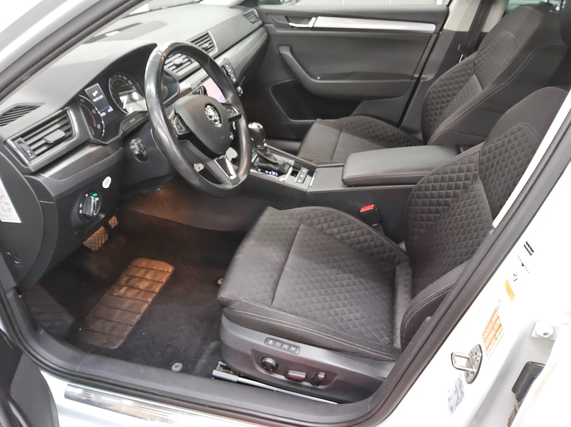 Skoda Superb Kombi 2.0 TDI Style Navi Xenon AHK RfK 8