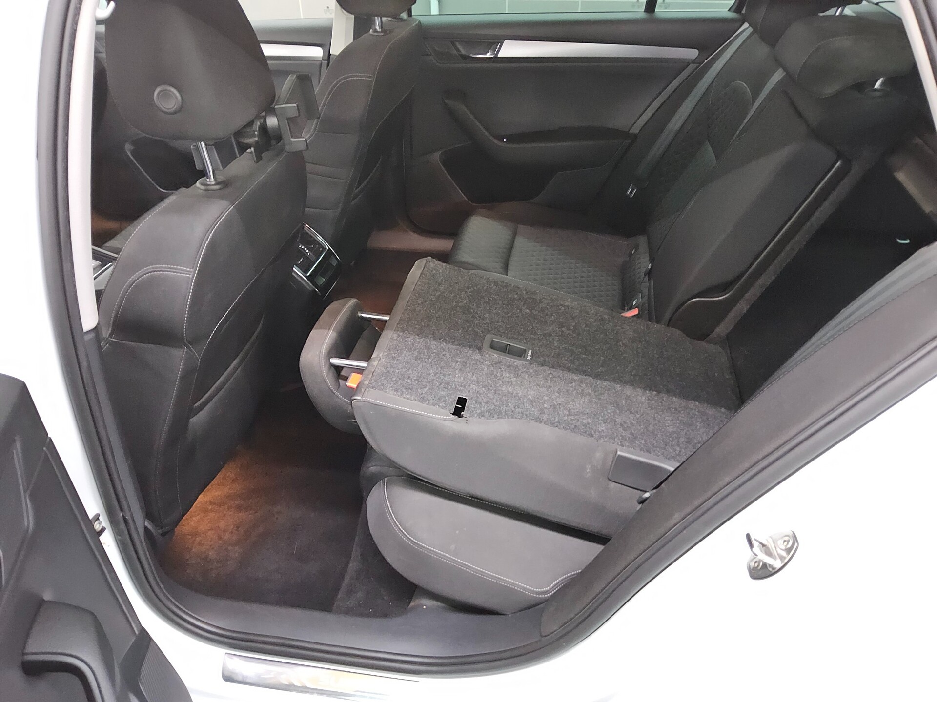 Skoda Superb Kombi 2.0 TDI Style Navi Xenon AHK RfK 13