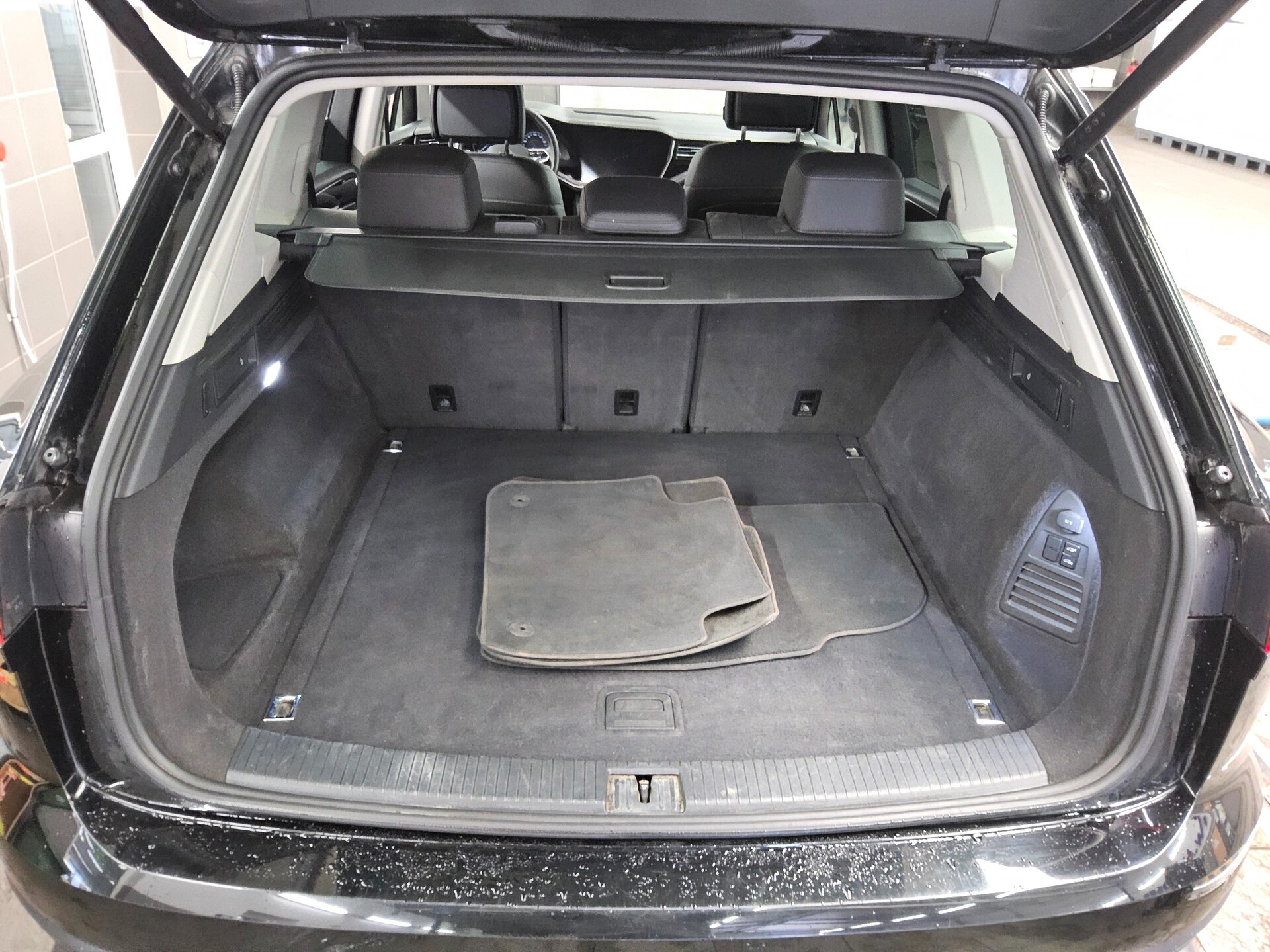 Volkswagen Touareg 3.0 TDI 4M Luft Leder Navi DC LED RFK 12