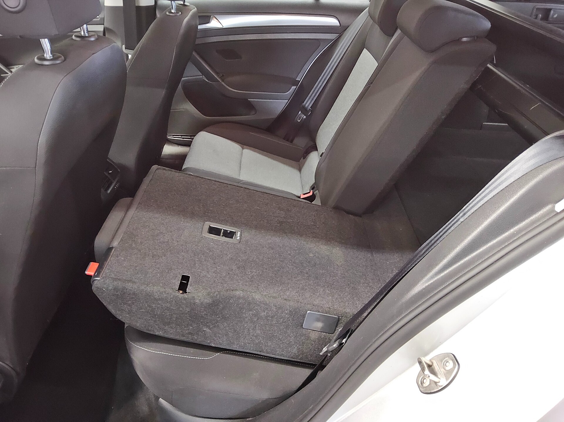 Volkswagen Golf-7 Var. 1.6 TDI Trendline Navi PDC SHZ 12