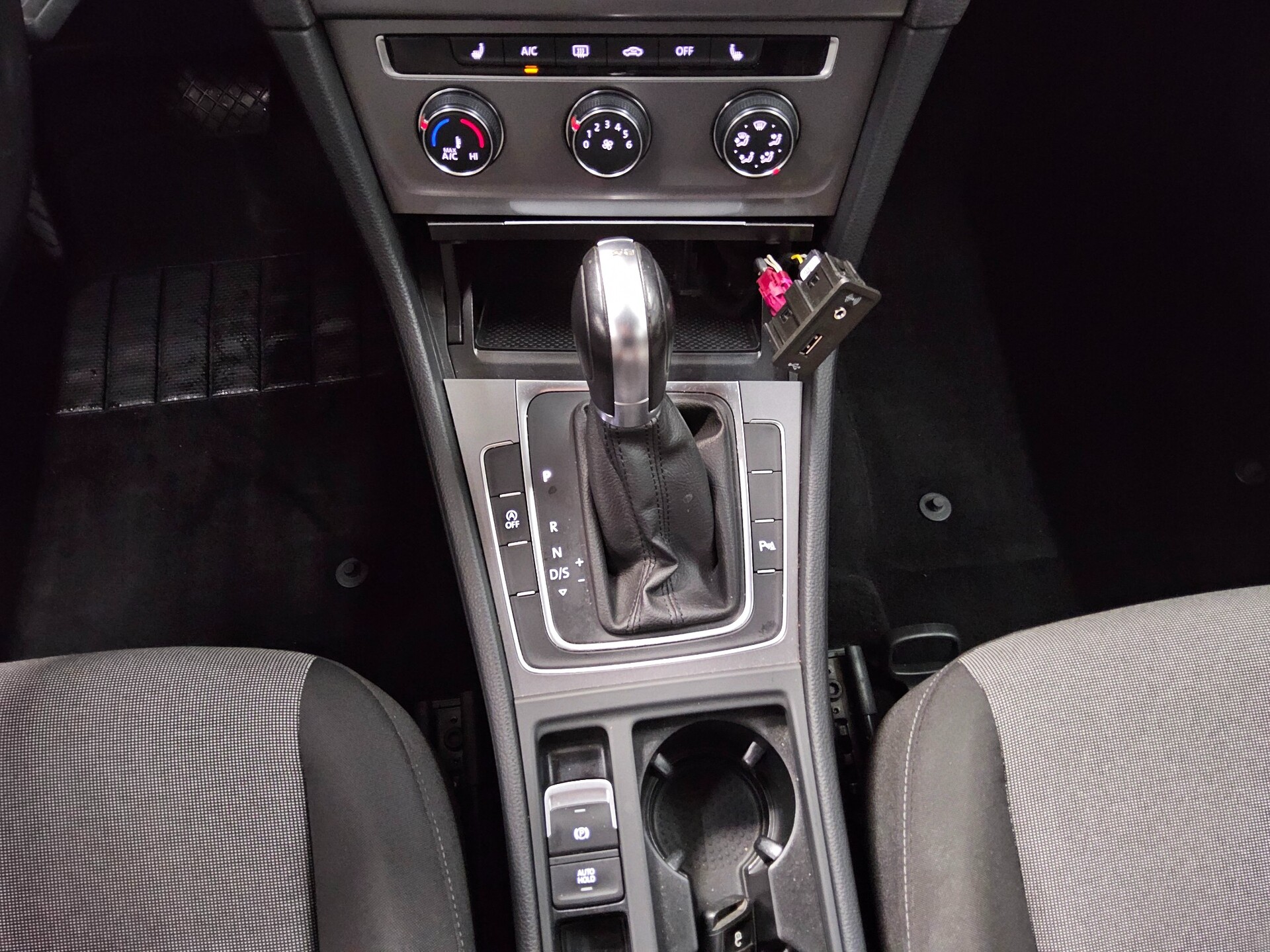 Volkswagen Golf-7 Var. 1.6 TDI Trendline Navi PDC SHZ 6