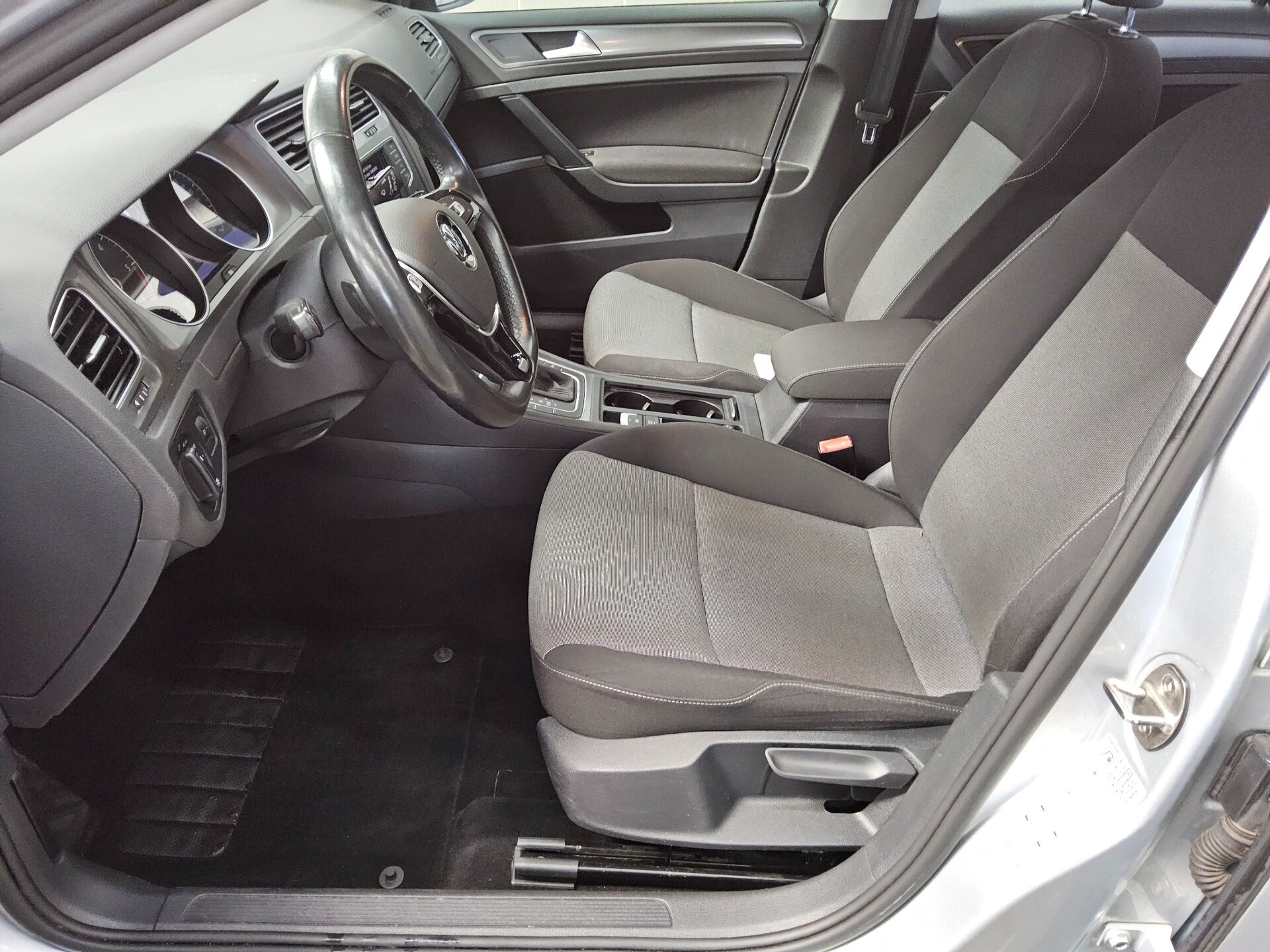 Volkswagen Golf-7 Var. 1.6 TDI Trendline Navi PDC SHZ 8