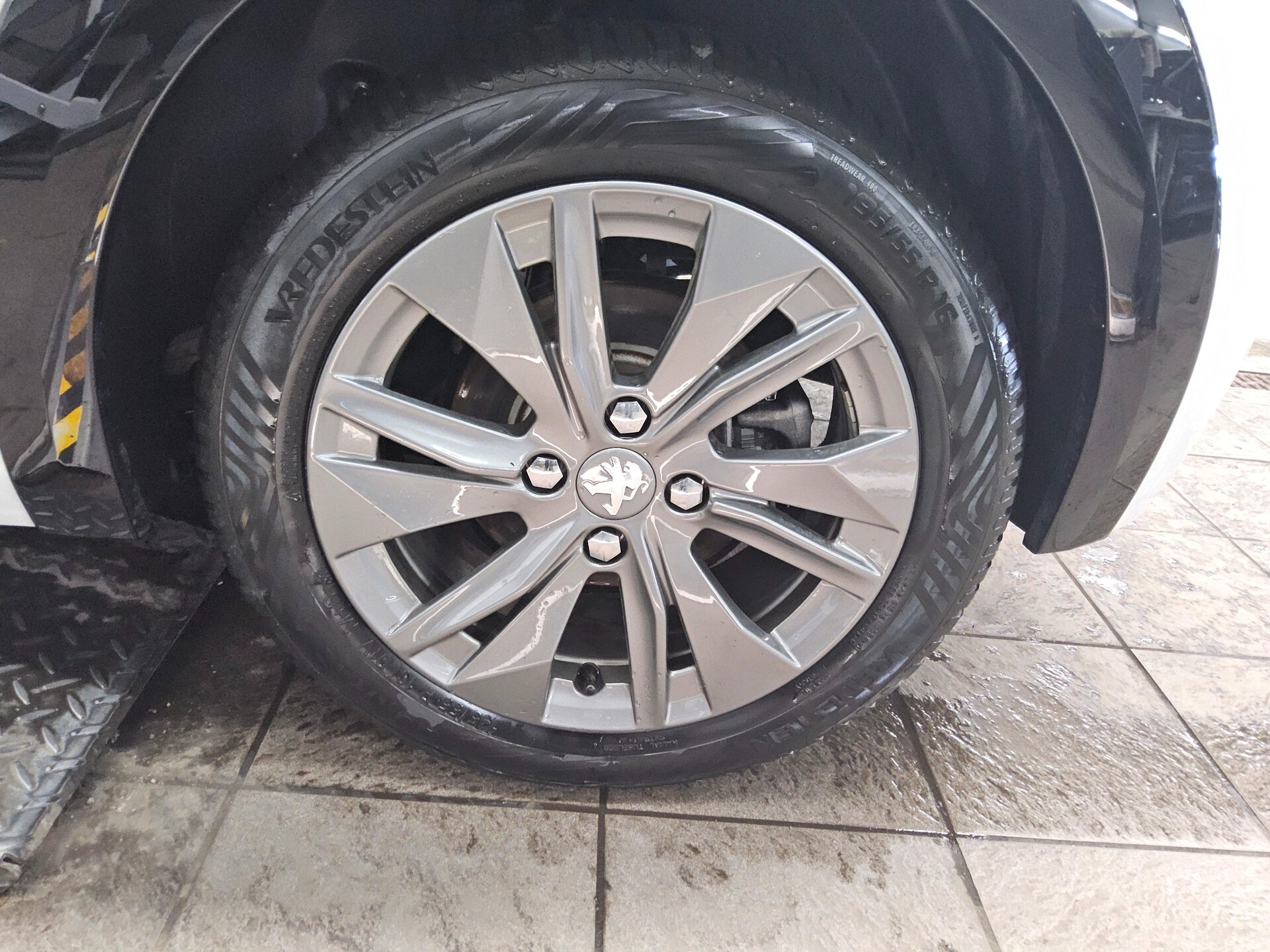 Peugeot 208 e Allure LED Shz PDC T-Leder 11