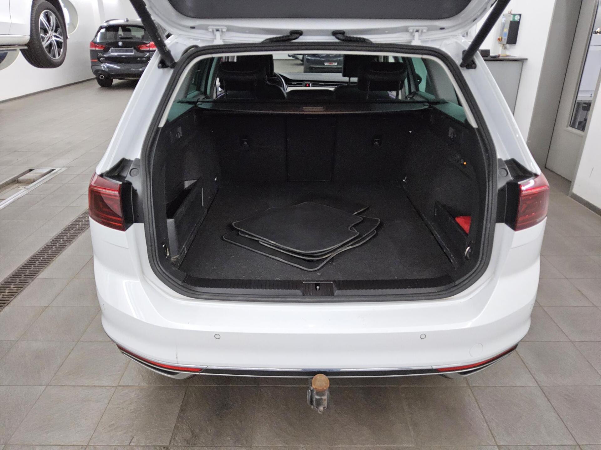 Volkswagen Passat Var. 2.0 TDI 4M Elegance Navi Matrix AHK 11