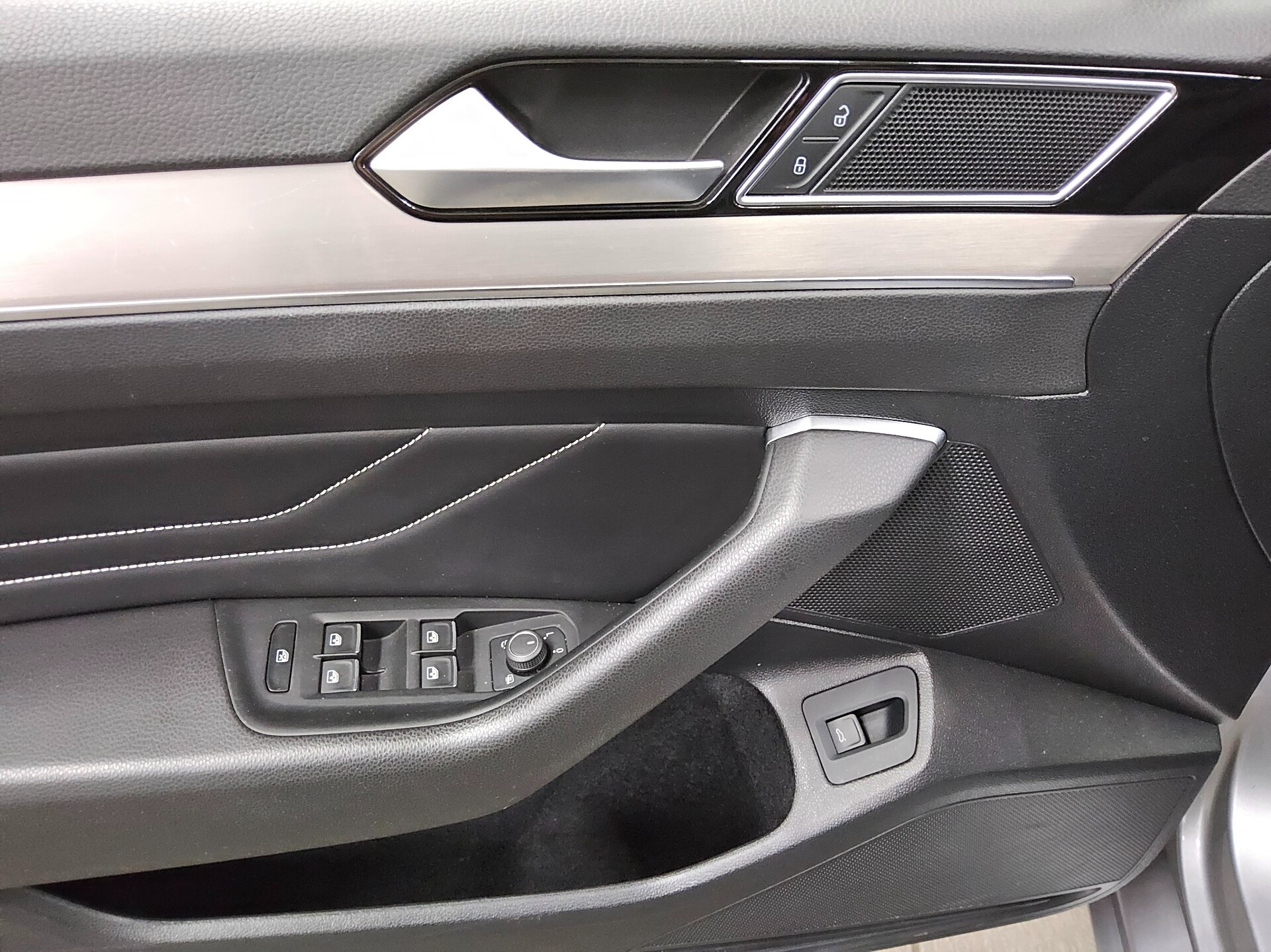 Volkswagen Passat Var. 1.5 TSI Elegance T-Leder Navi DC LED 10