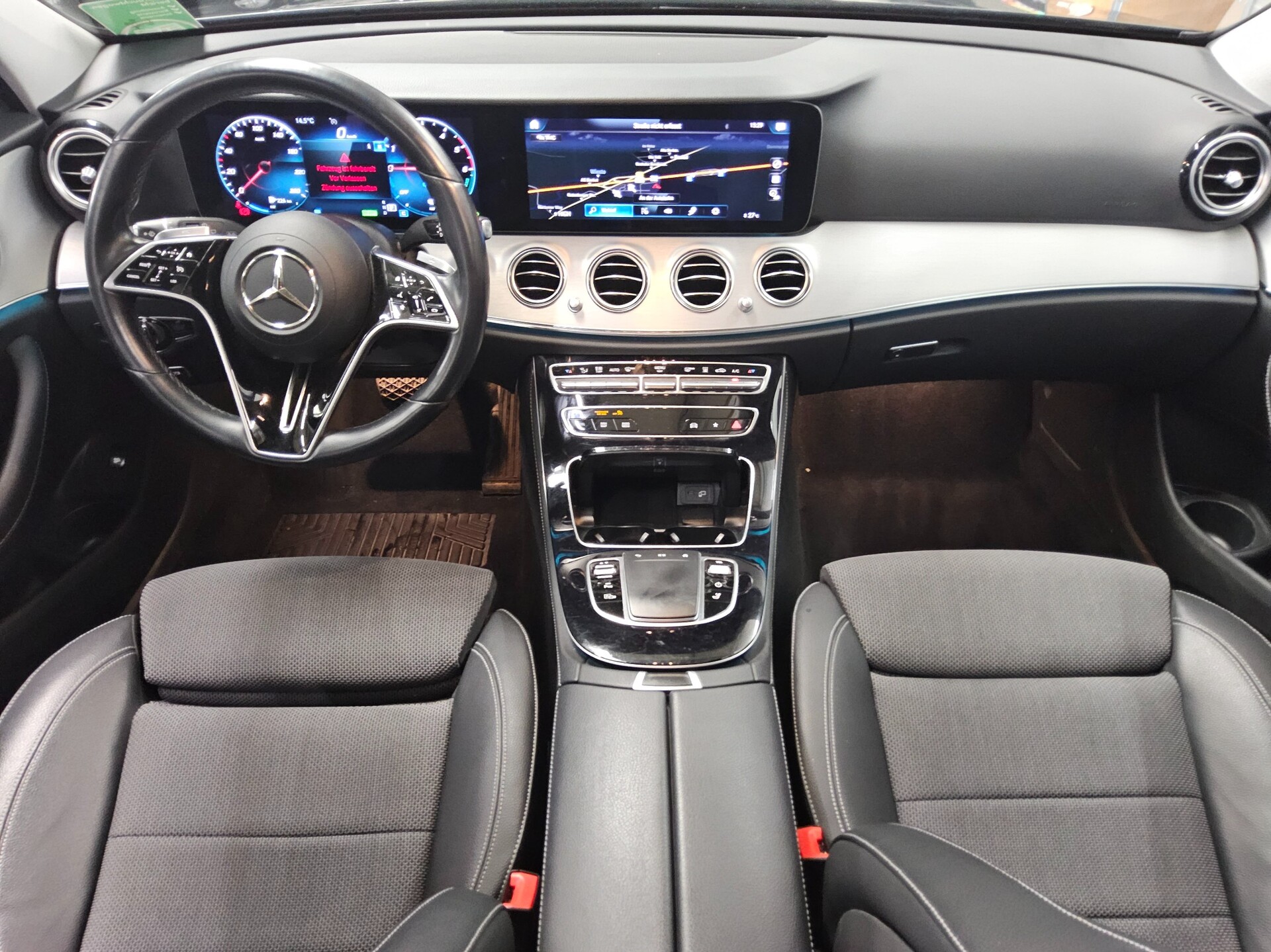 Mercedes-Benz E 300 T de Avantgarde Navi Pano Burmester AHK 5